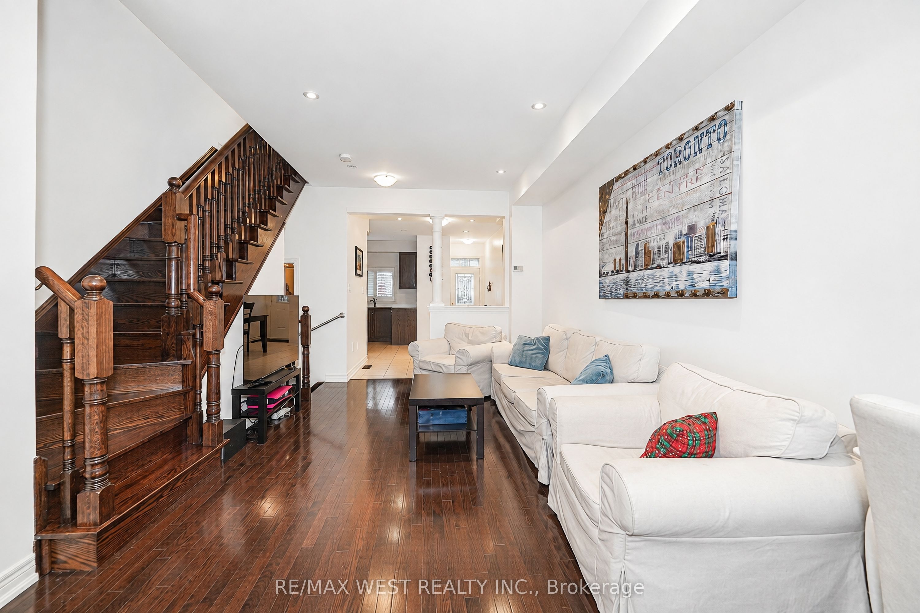 221 Isaac Devins Boulevard, Toronto, ON M9M 0B6 photo 2