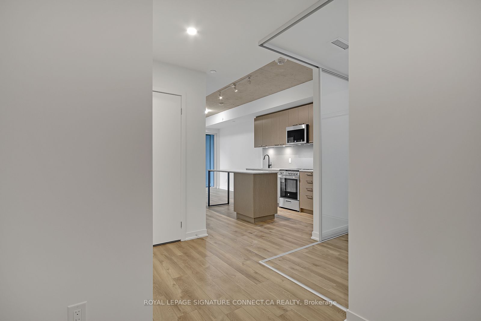 1808 St Clair Avenue 410, Toronto, ON M6N 0C1 photo 2