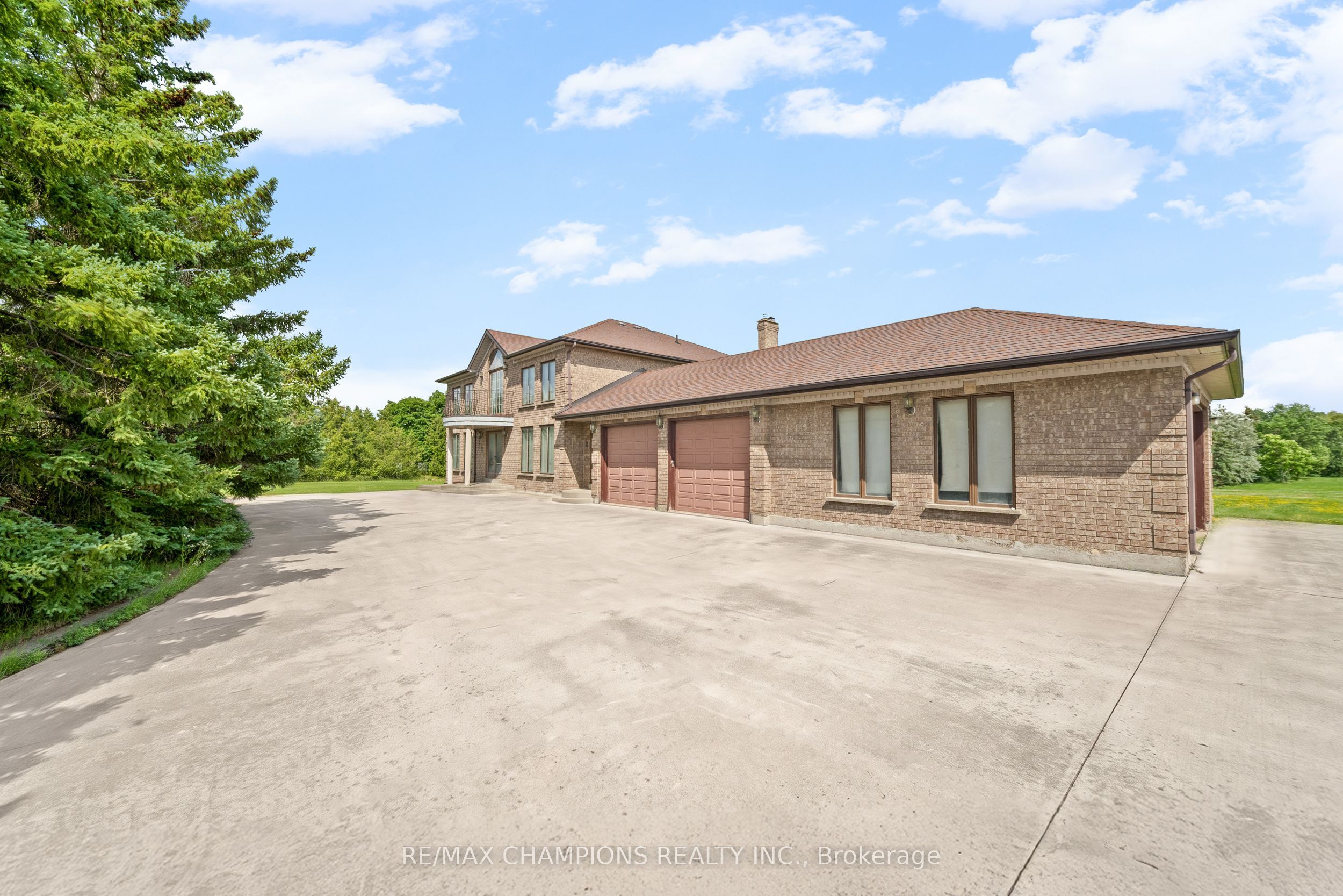 4047 Countryside Drive, Brampton, ON L6P 0T4 photo 2