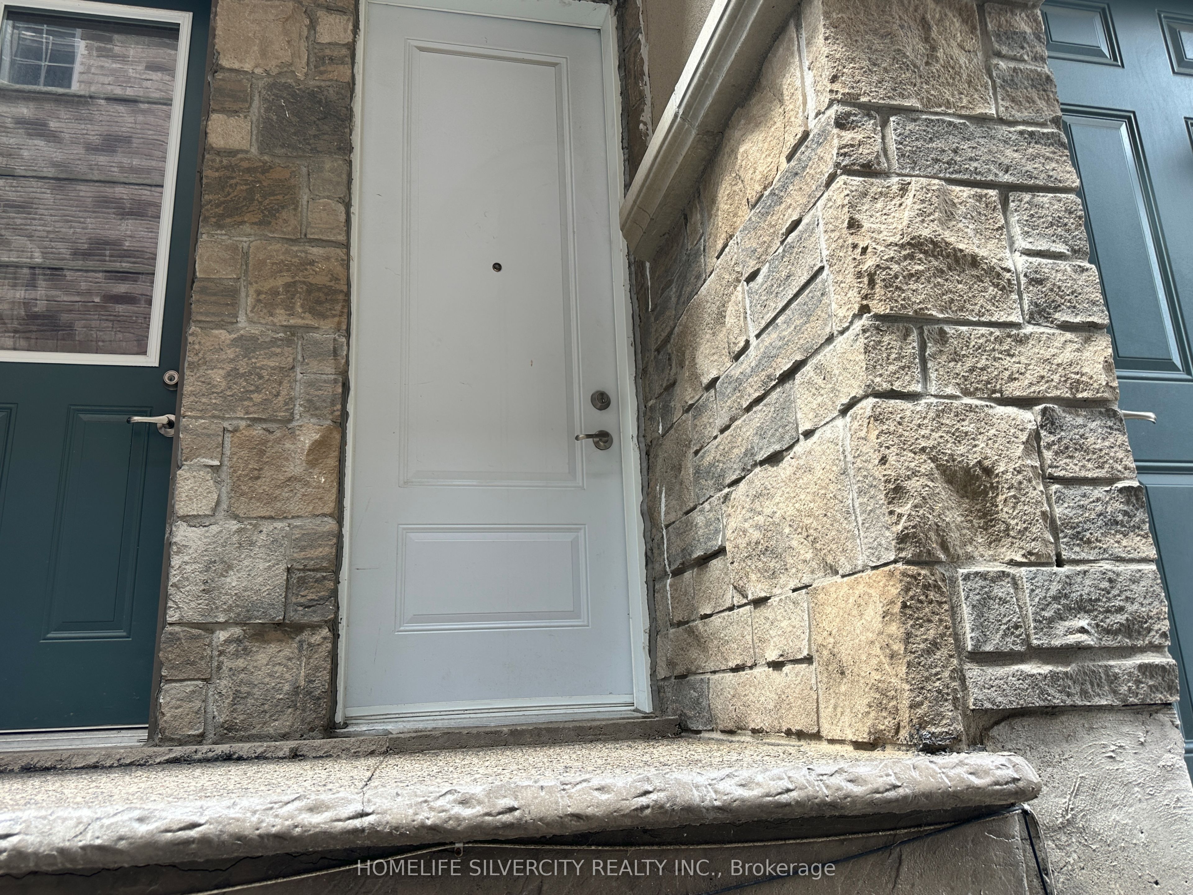 2 Tomahawk Court 2, Brampton, ON L6P 0V2 photo 3