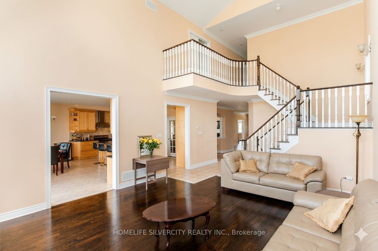 6717 Golden Hills Way, Mississauga, ON L5W 1P1 photo 2