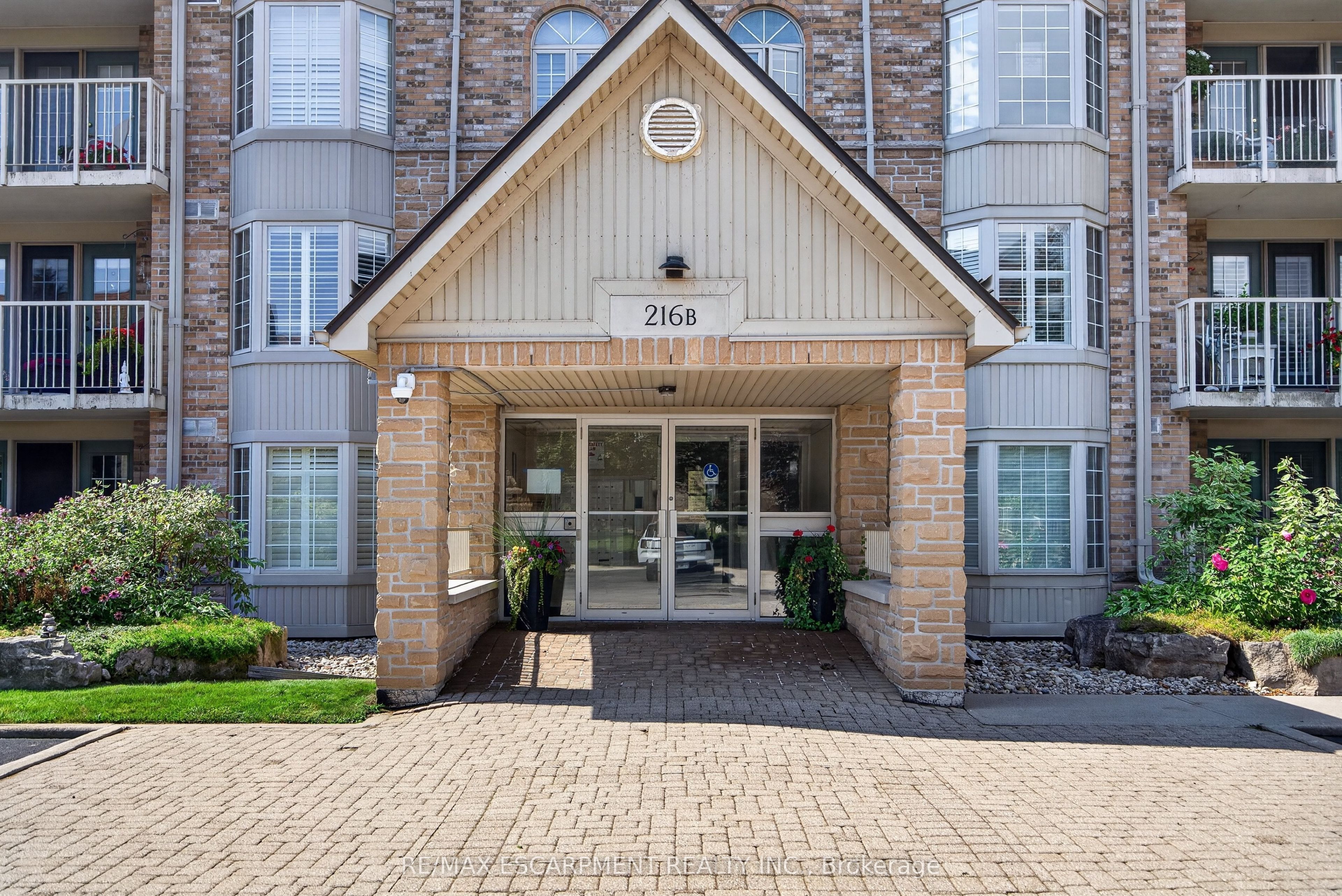 216 W Plains Road W B404, Burlington, ON L7T 4K8 photo 3