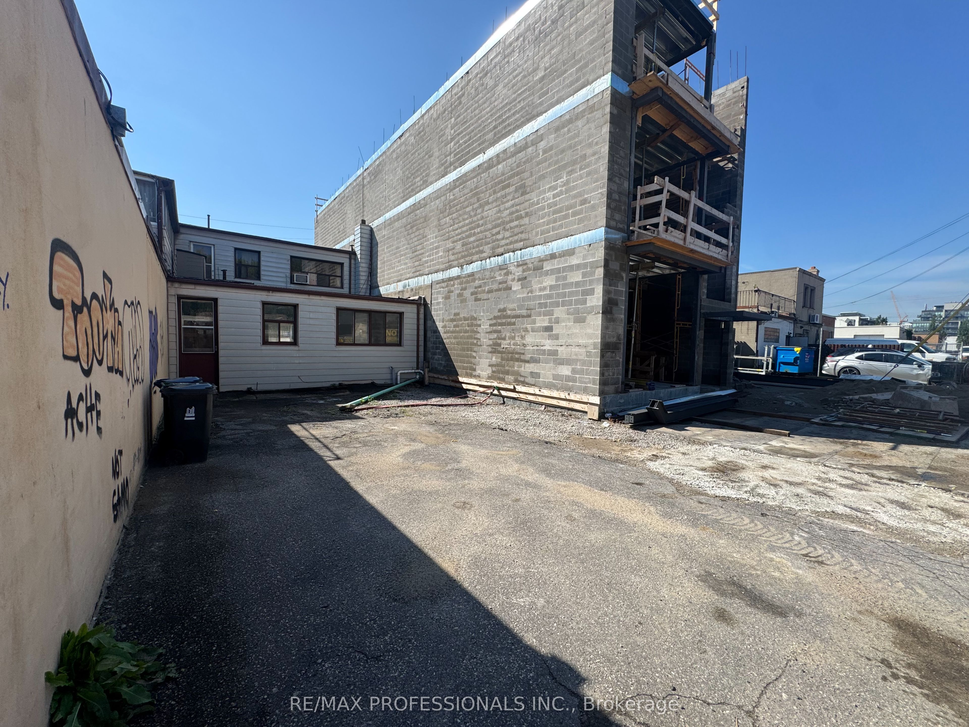 710 The Queensway Avenue, Toronto, ON M8Y 1L3 photo 3