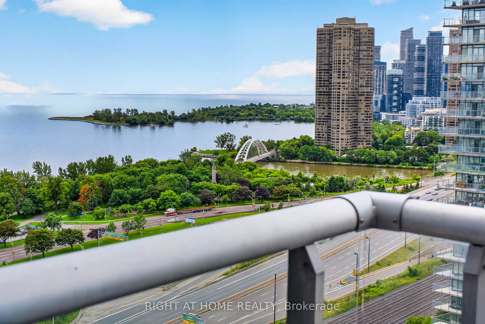 15 Windermere Avenue 2201, Toronto, ON M6S 5A2 photo 3