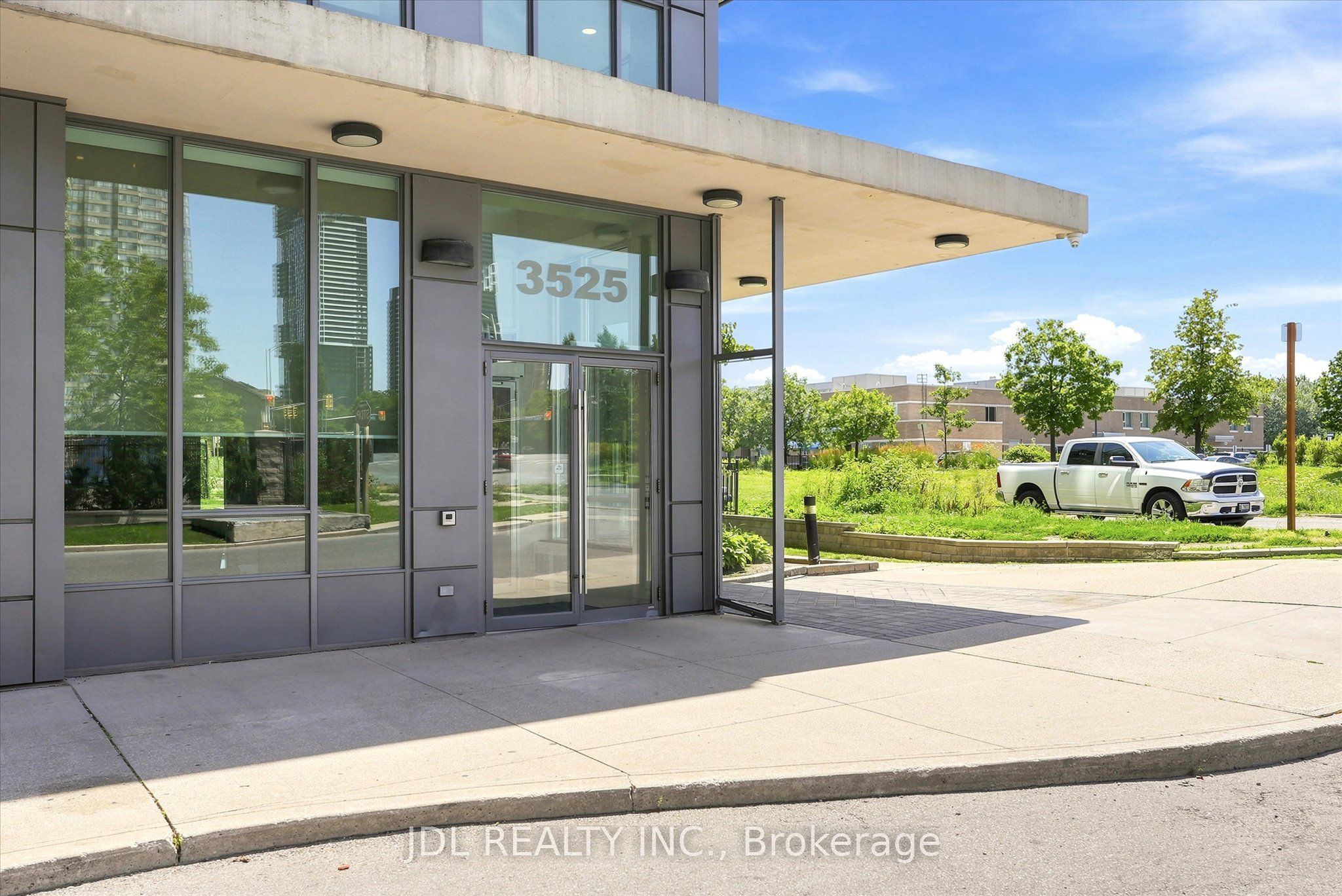 3525 Kariya Drive 811, Mississauga, ON L5B 0C2 photo 2