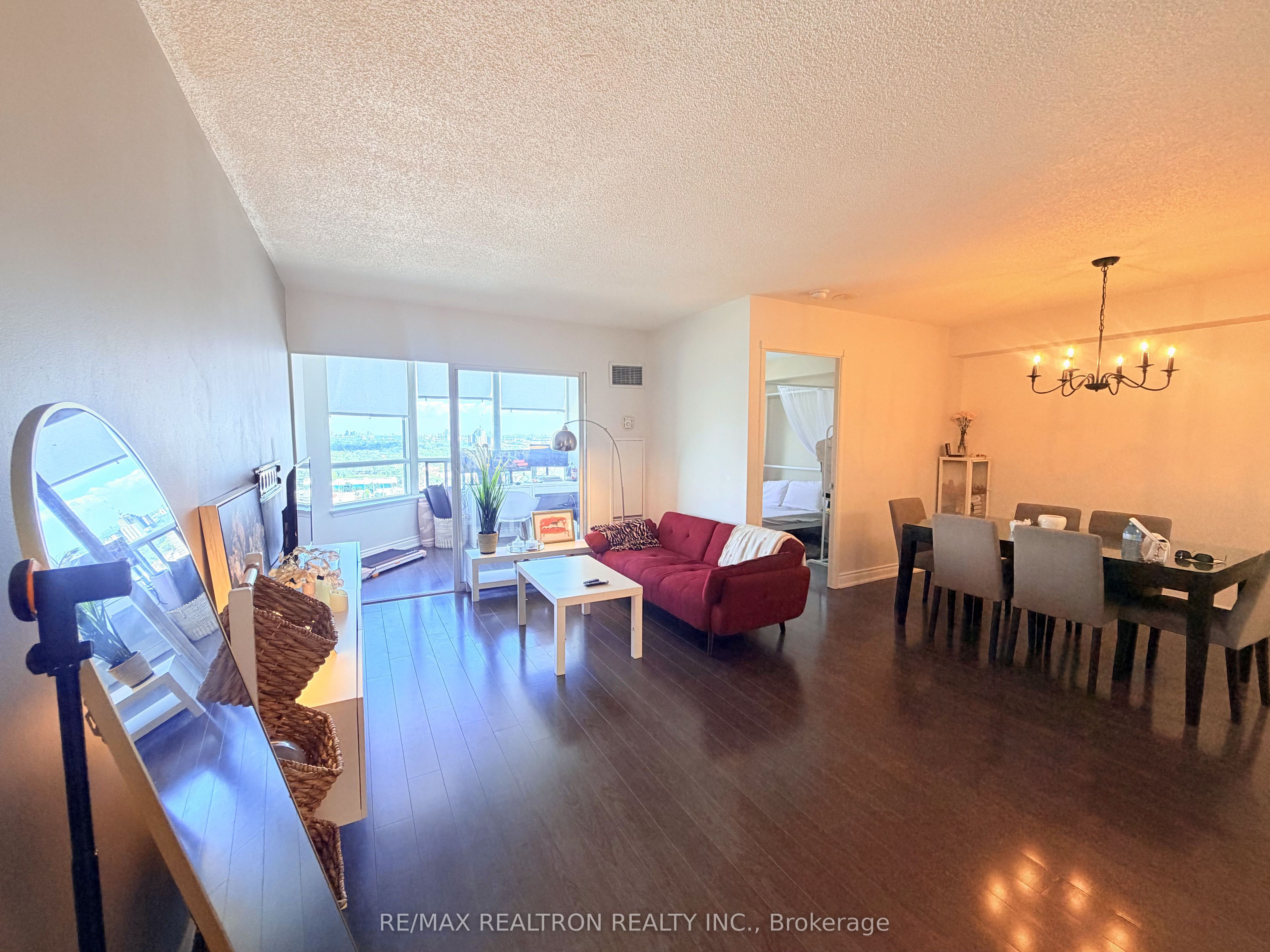 135 Hillcrest Avenue 2015, Mississauga, ON L5B 4B1 photo 2