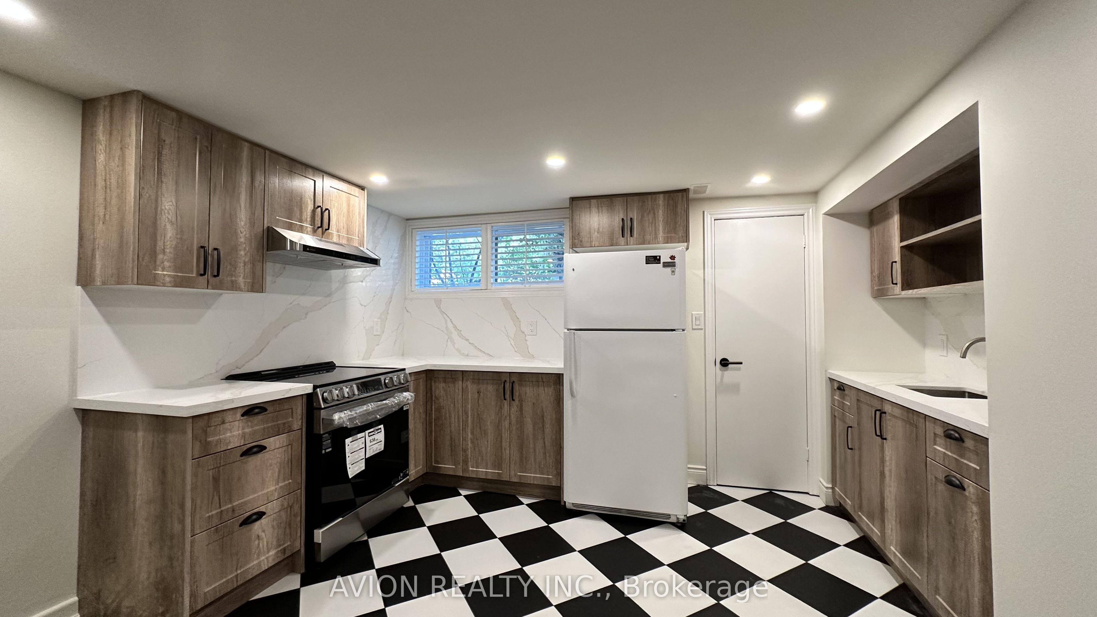 570 Exbury Crescent BSMT, Mississauga, ON L5G 2P4
