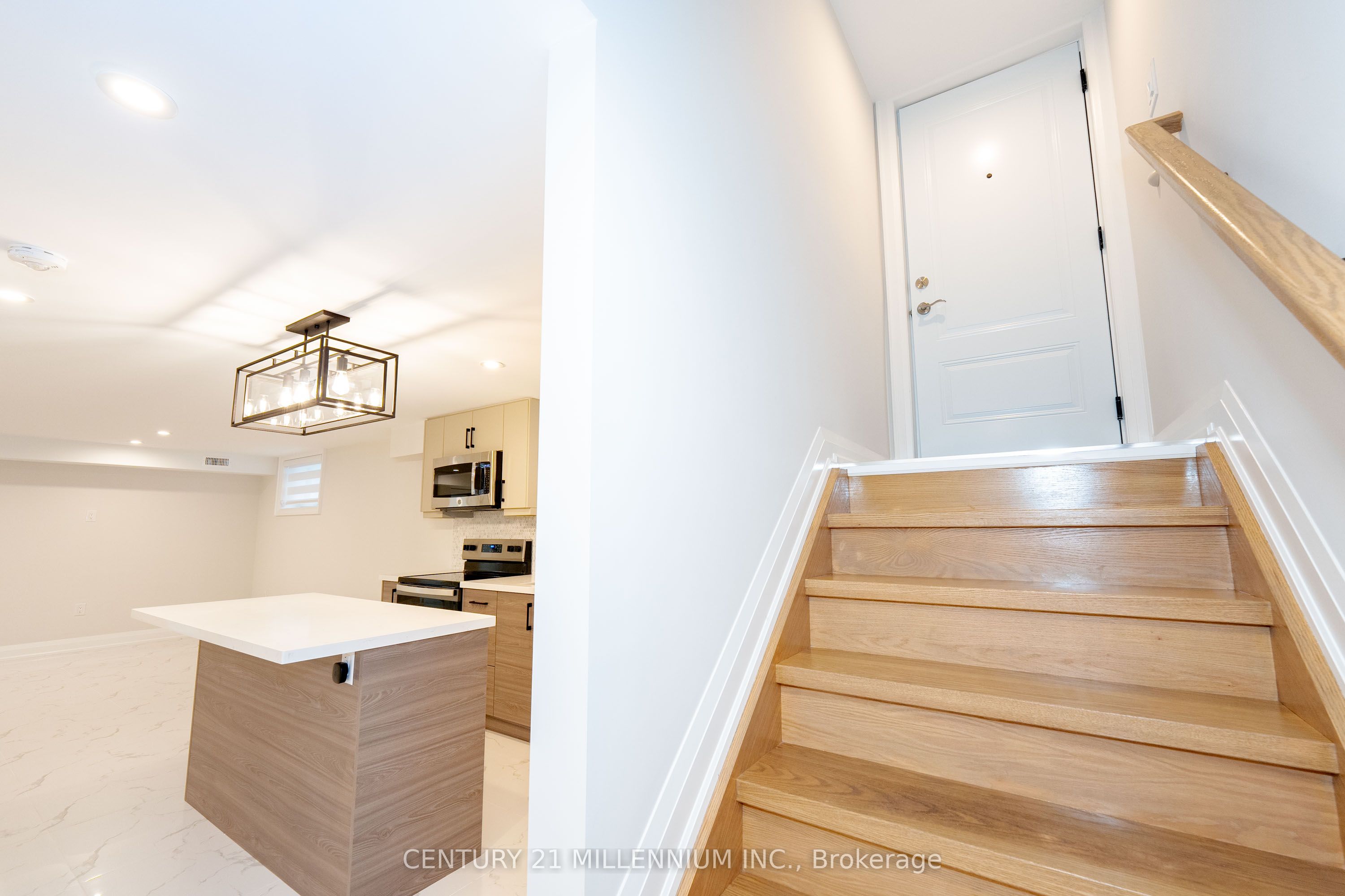 31 Mariposa Avenue B, Toronto, ON M6N 4A1 photo 2