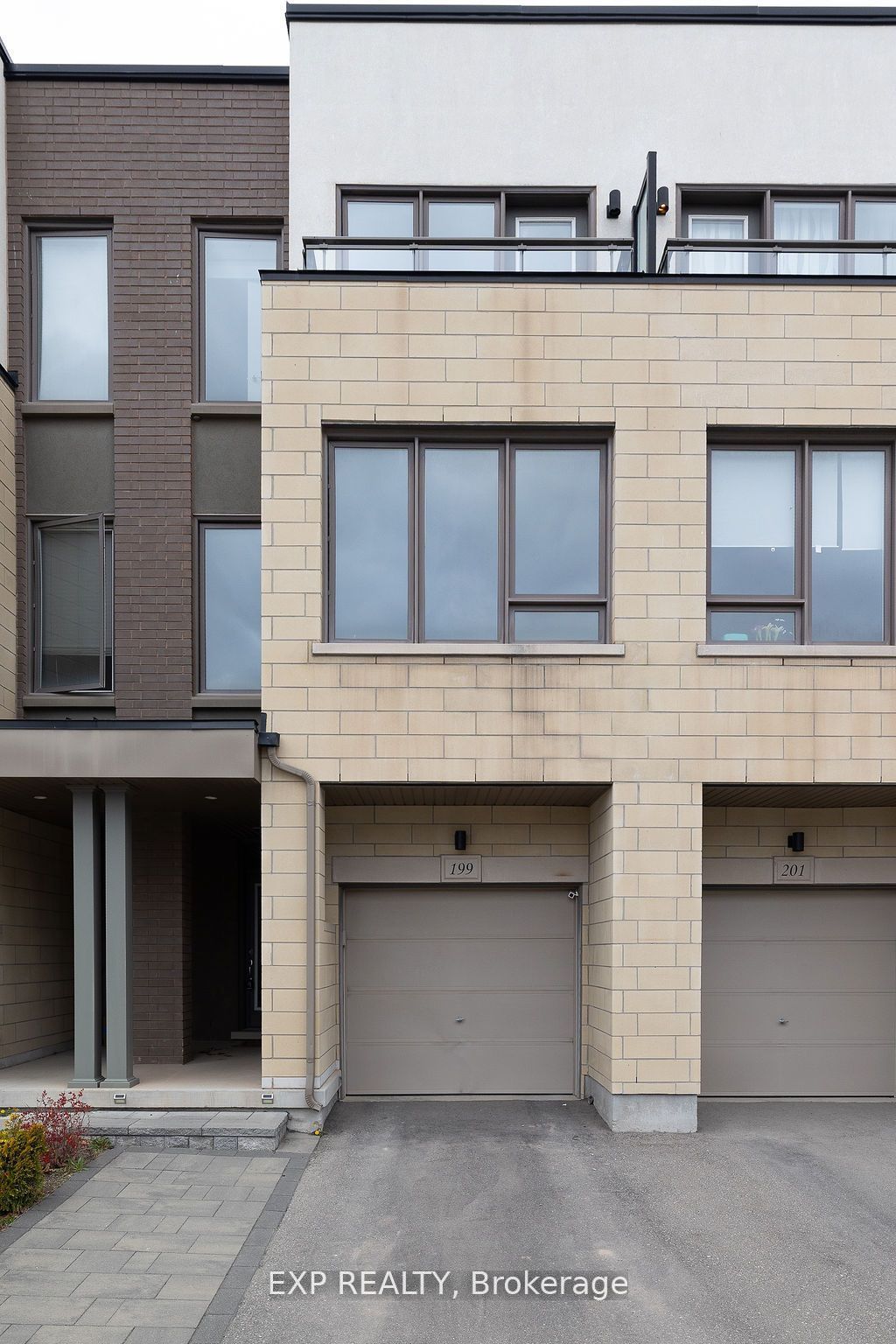 199 Sabina Drive, Oakville, ON L6H 0W3