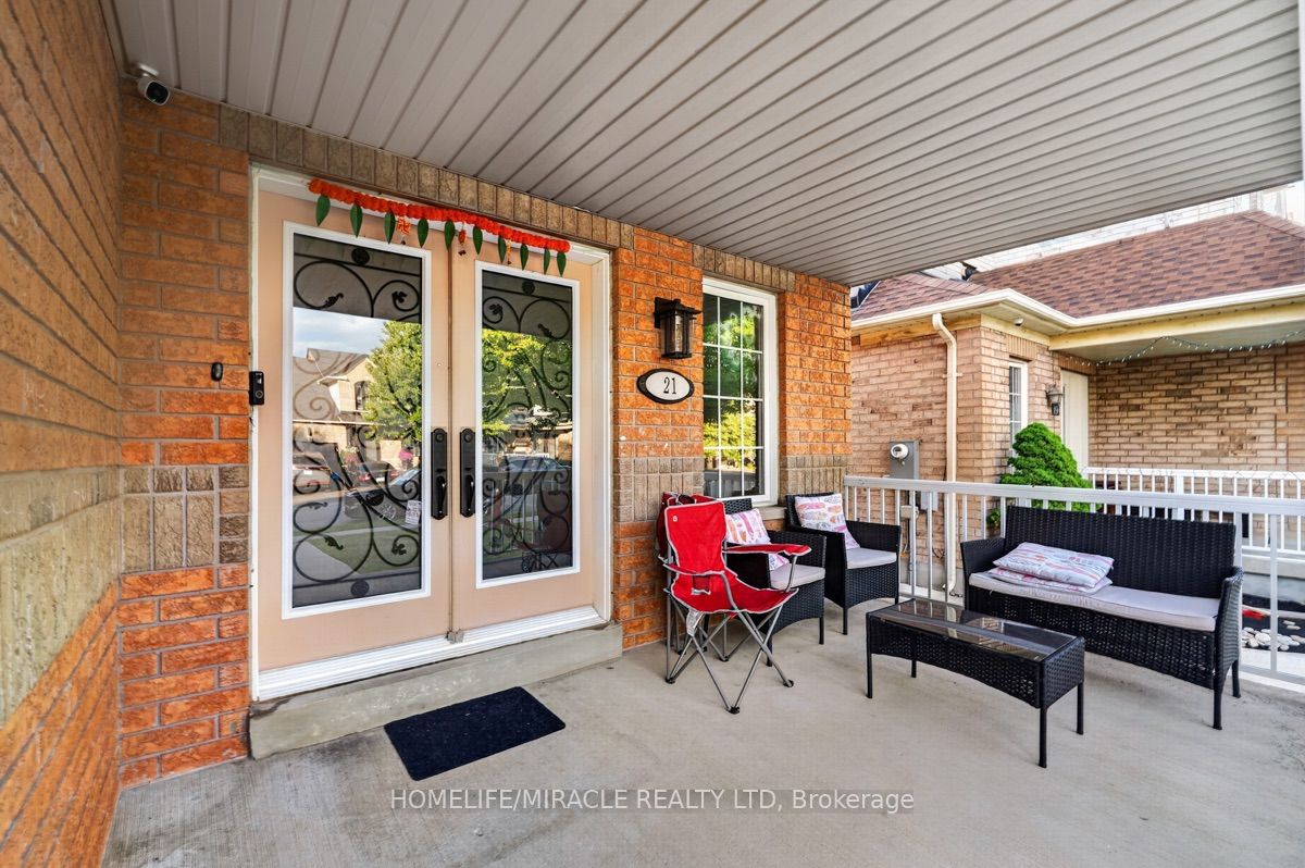 21 Chalkfarm Crescent, Brampton, ON L7A 3V8 photo 2