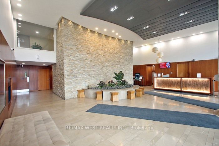225 Webb Drive 903, Mississauga, ON L5B 4P2 photo 2