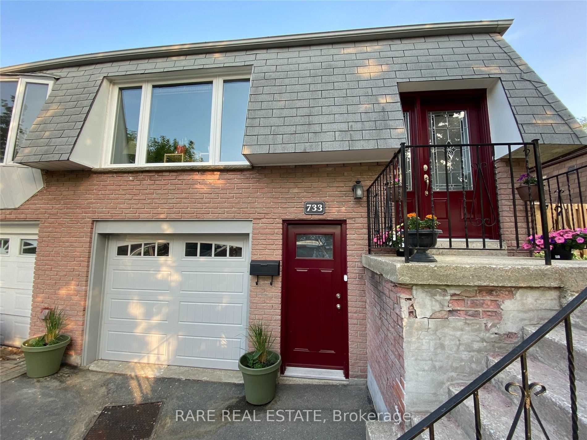 733 Eaglemount Crescent Lower, Mississauga, ON L5C 1H2 photo 2