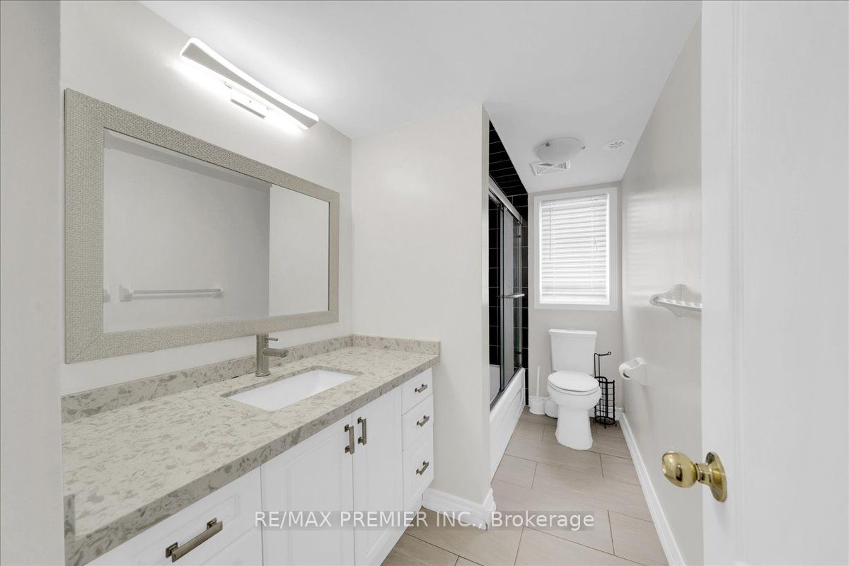 141 Isaac Devins Boulevard 8, Toronto, ON M9M 0C4 photo 5