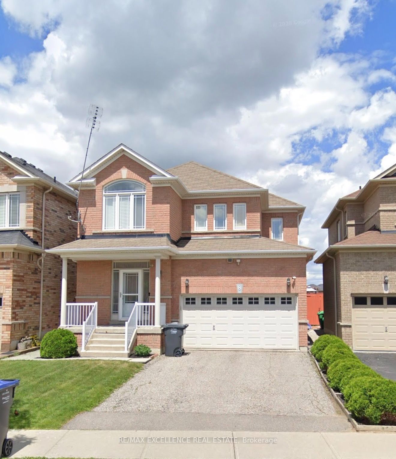 8 Lynngrove Way, Brampton, ON L6P 2N7