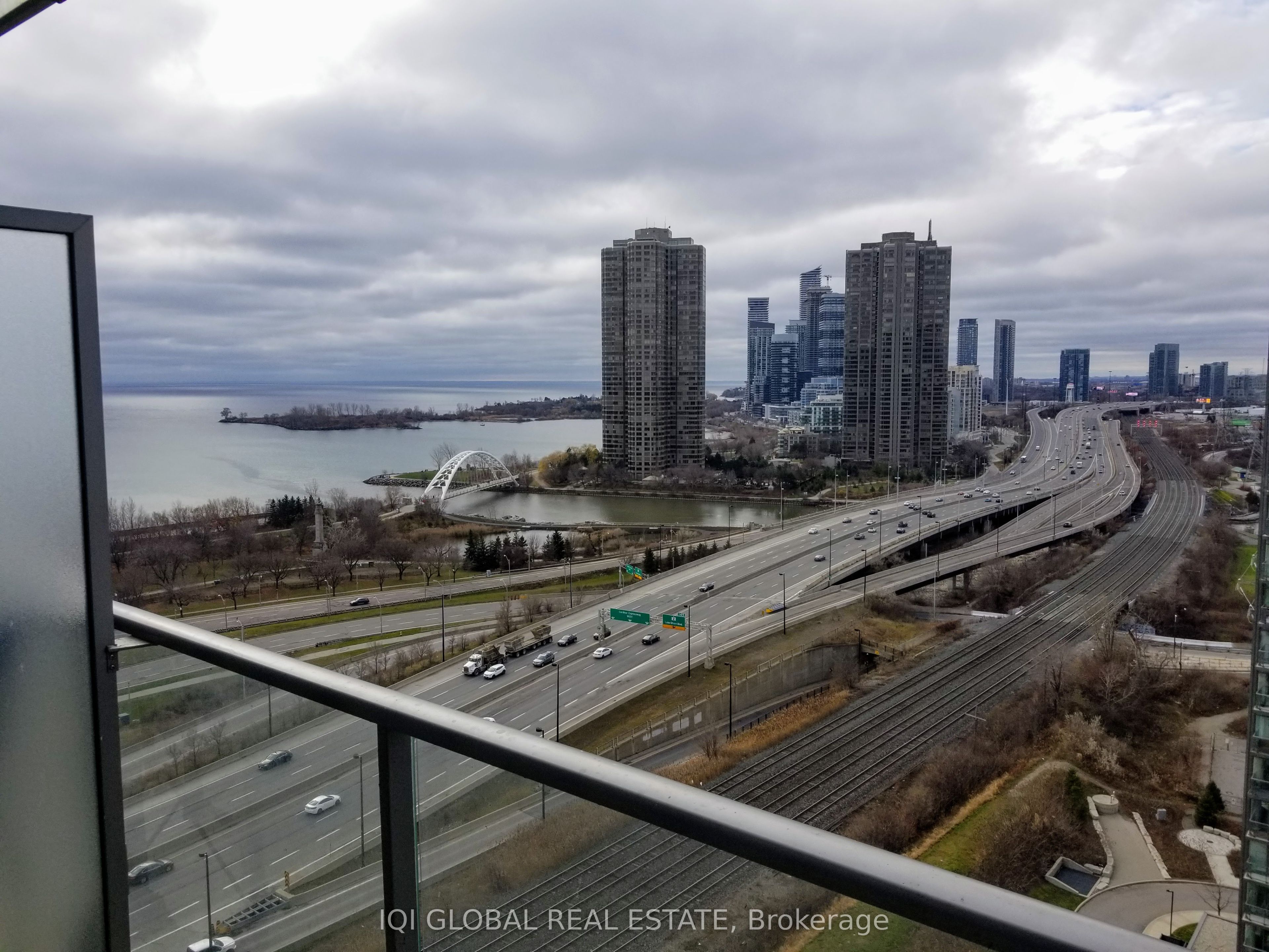 103 The Queensway Way 1807, Toronto, ON M6S 5B3