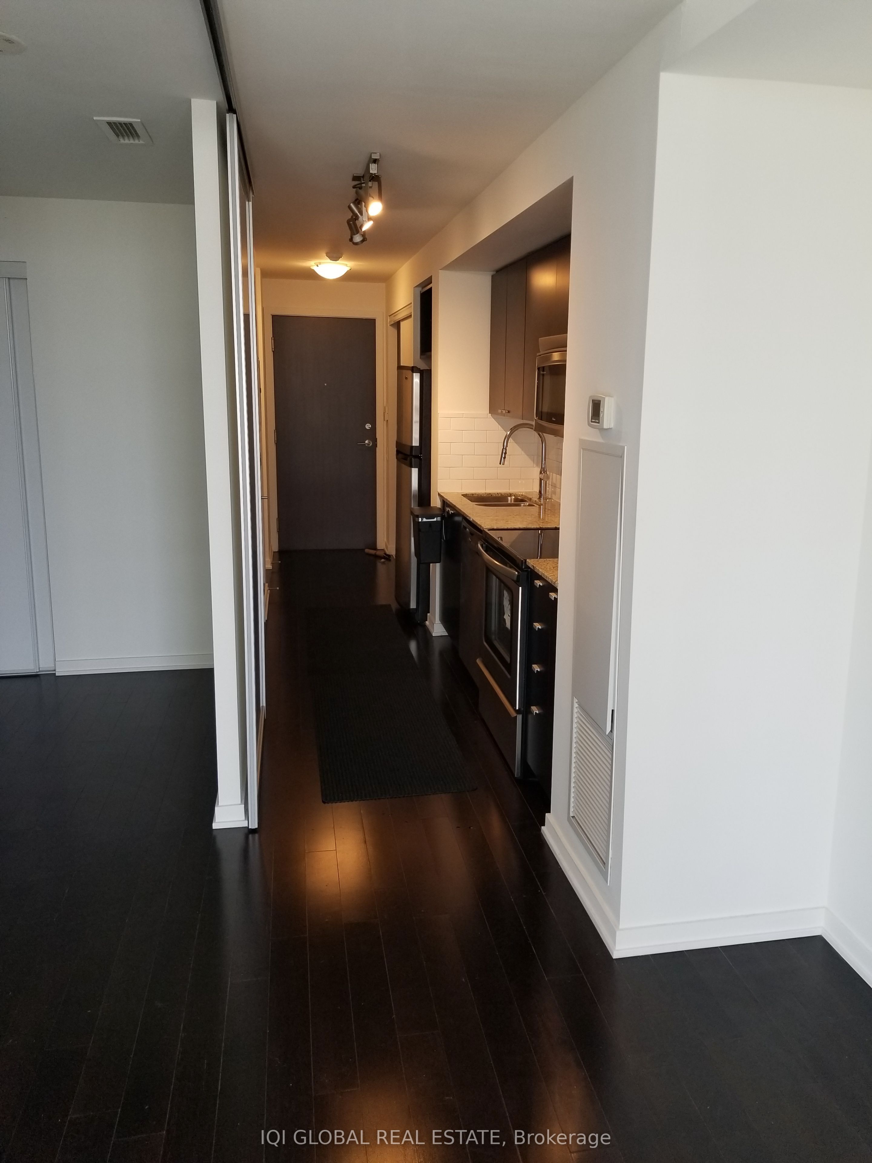103 The Queensway Way 1807, Toronto, ON M6S 5B3 photo 5