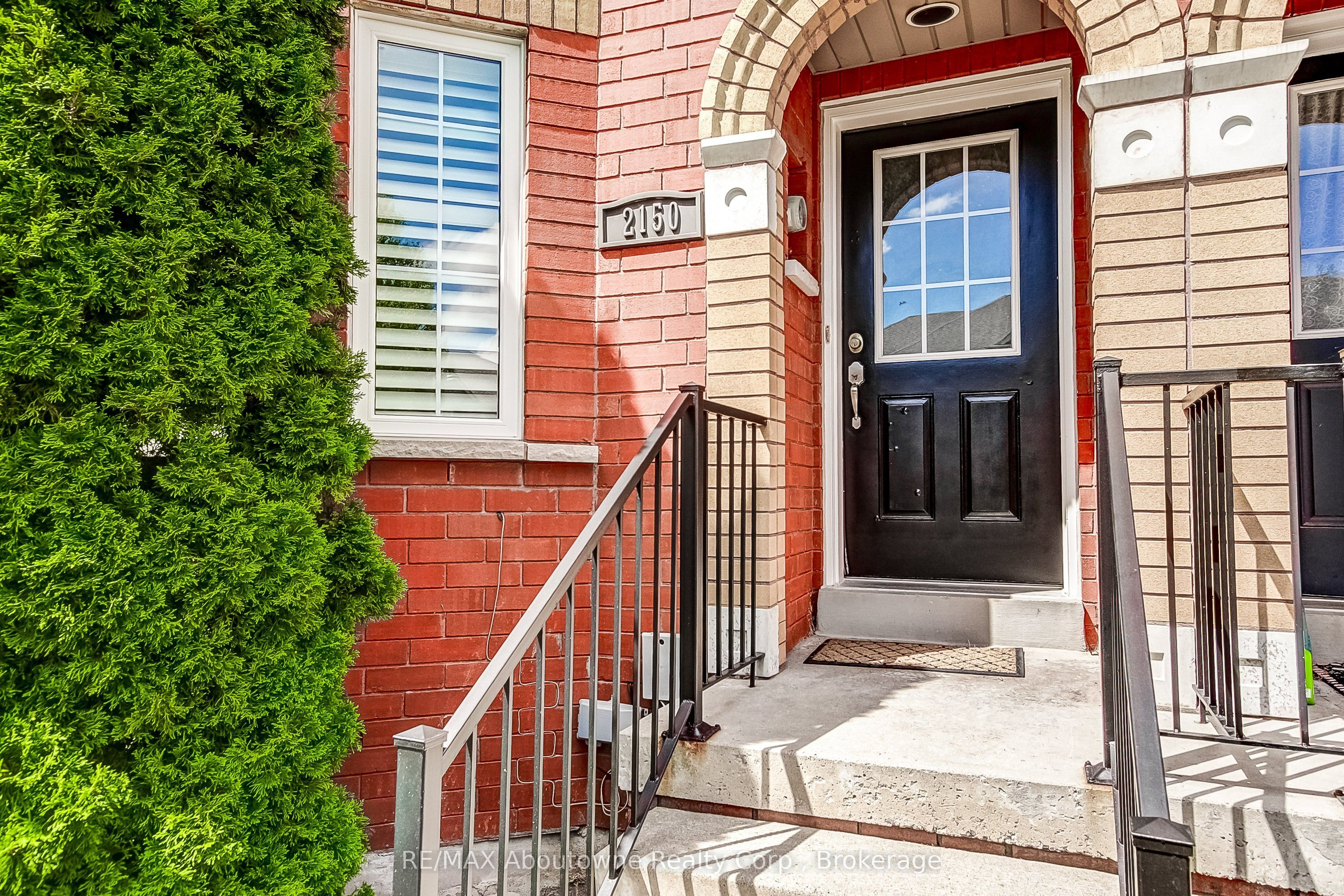 2150 Forest Gate Park, Oakville, ON L6M 4B4 photo 2