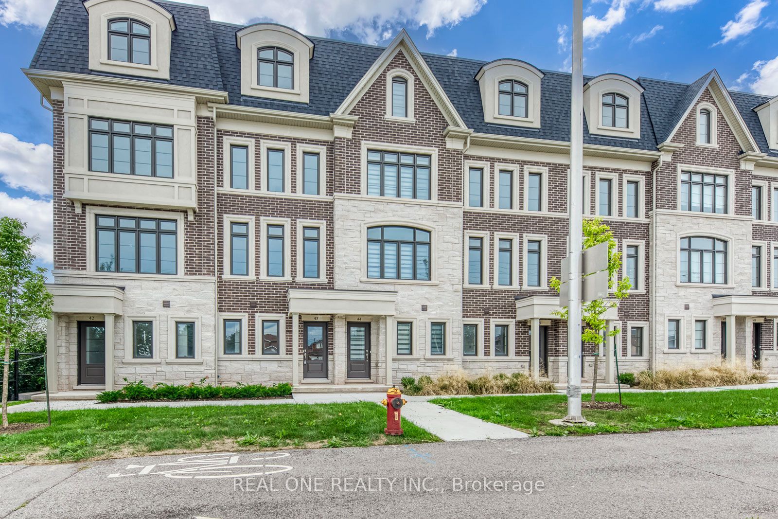 2140 Trafalgar Road 44, Oakville, ON L6H 8A5