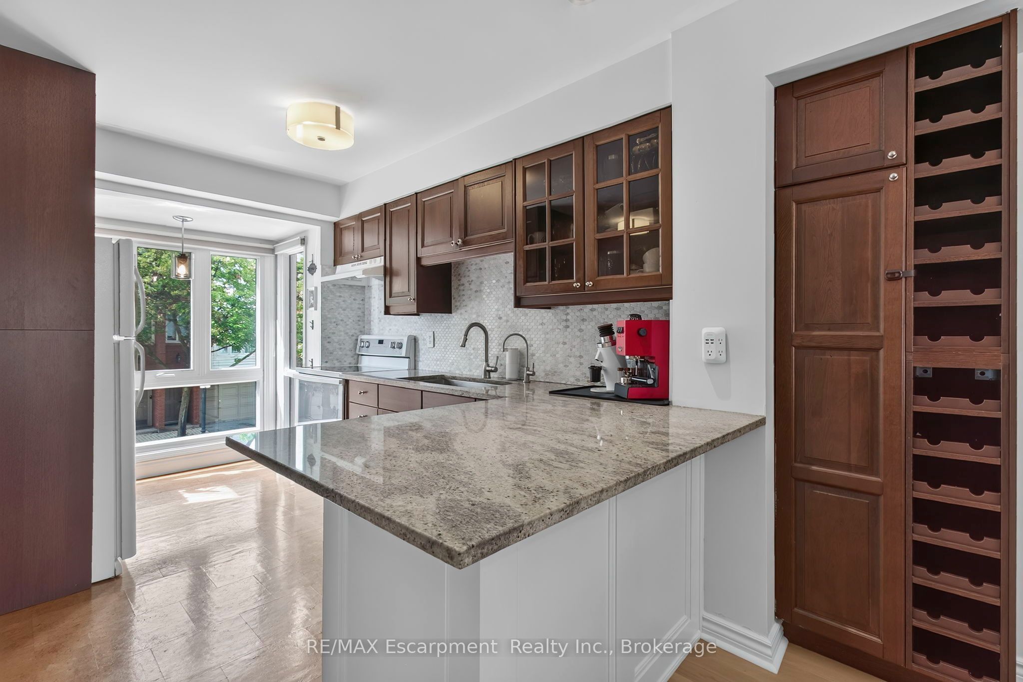 895 Maple Avenue 425, Burlington, ON L7S 2H7 photo 4