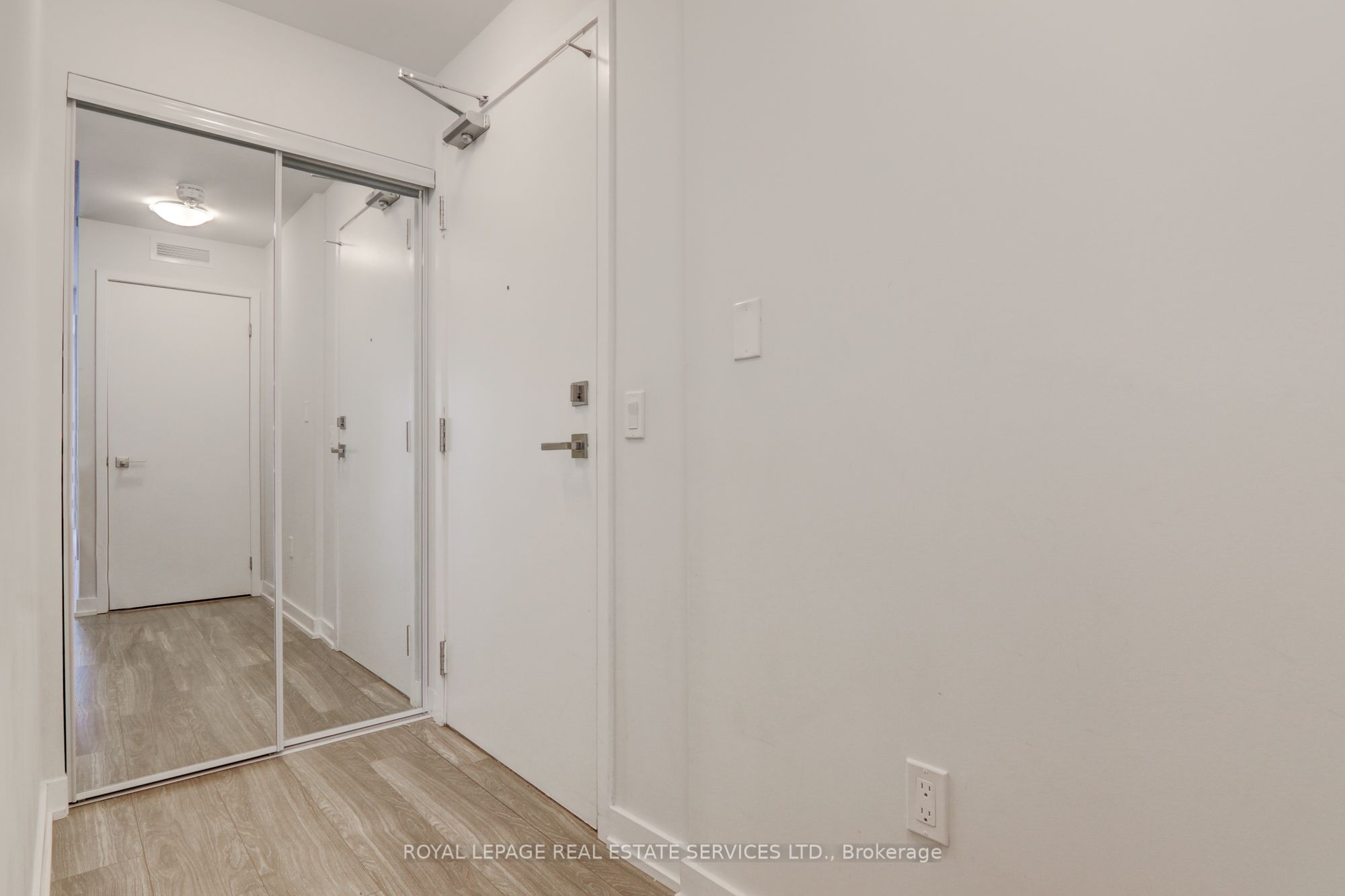 4055 Parkside Village Drive 1816, Mississauga, ON L5B 0K8 photo 5