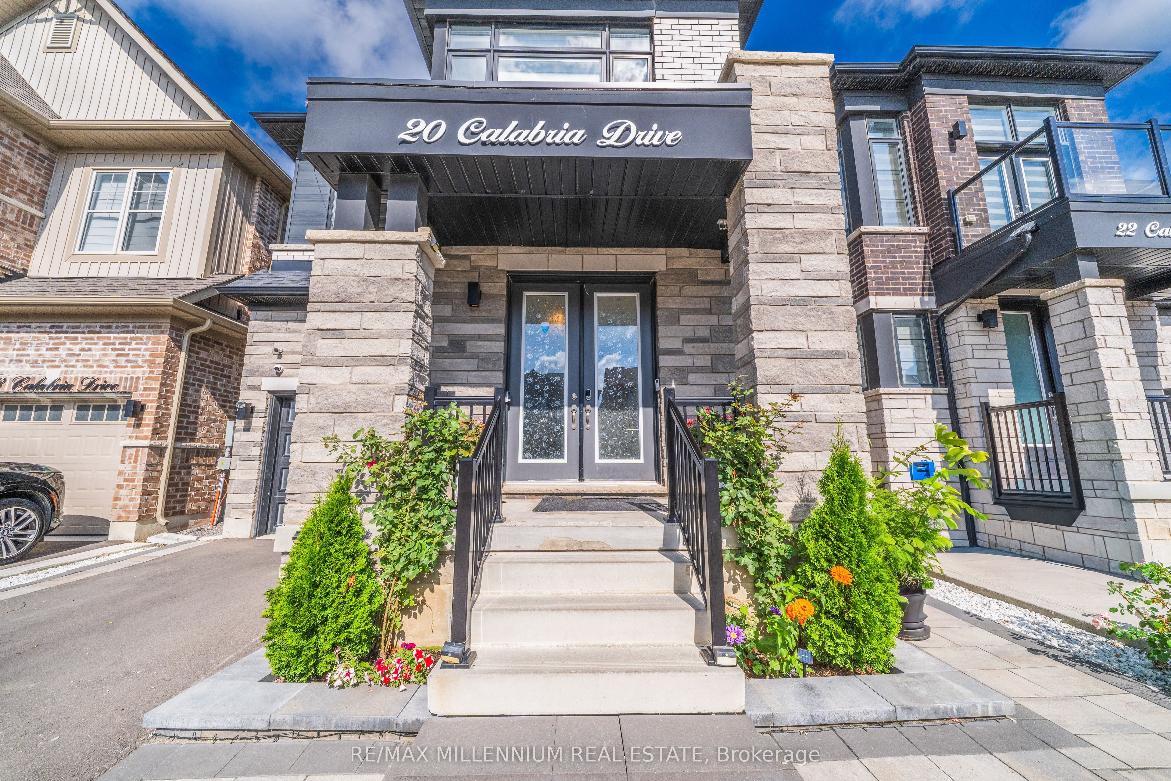 20 Calabria Drive, Caledon, ON L7C 4L3 photo 3