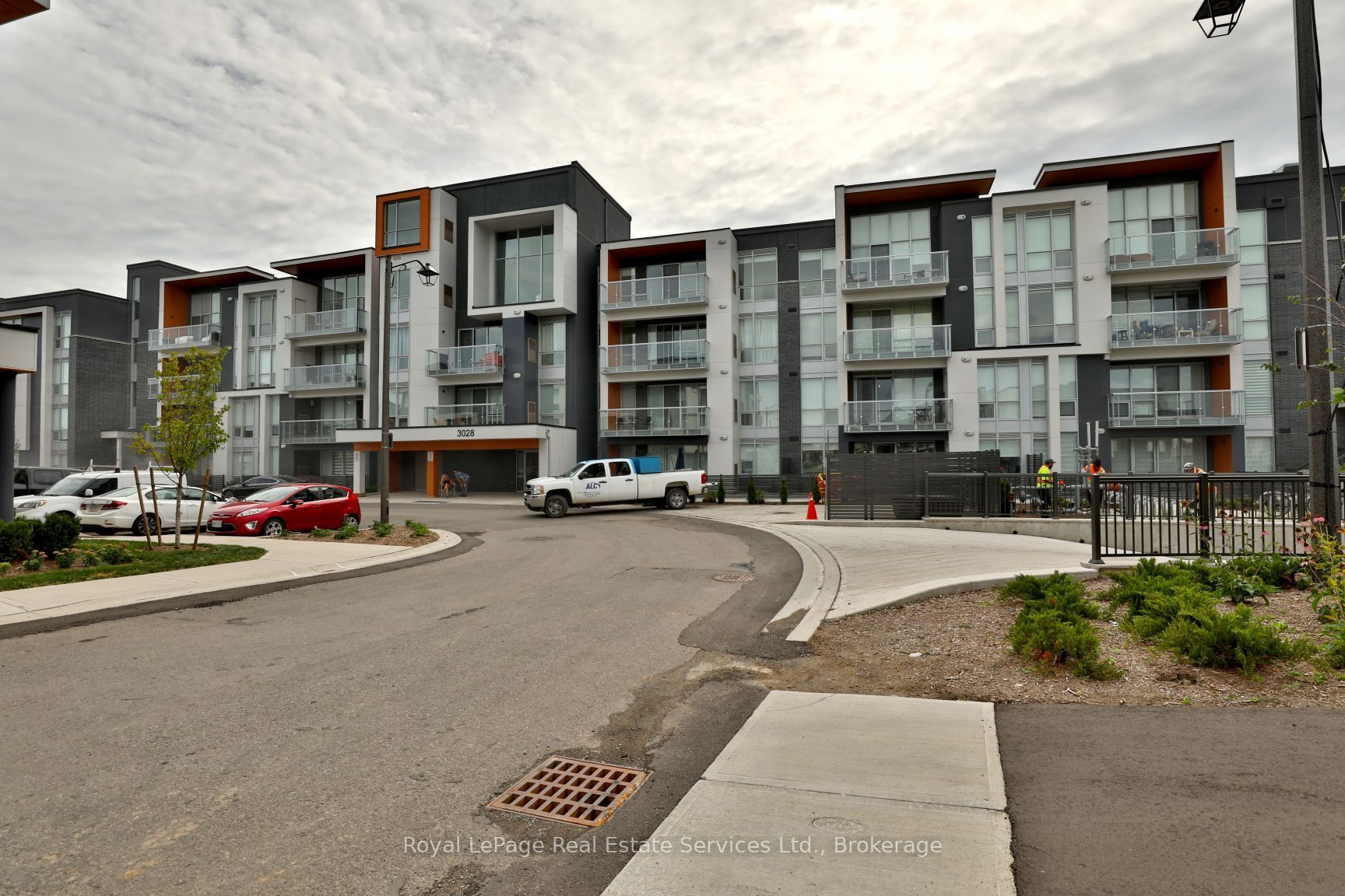 3028 Creekshore Common 204, Oakville, ON L6M 5K6 photo 2