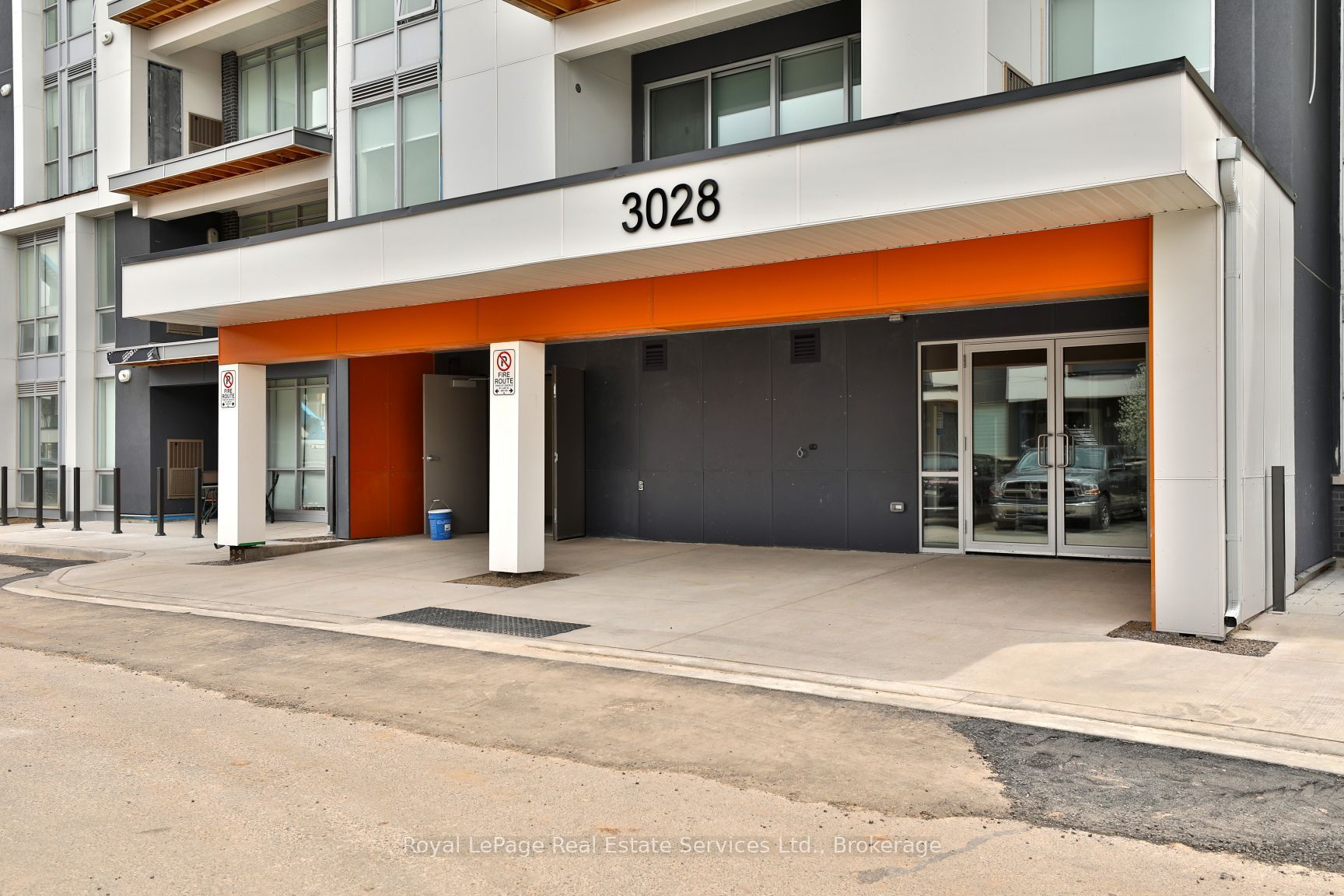 3028 Creekshore Common 204, Oakville, ON L6M 5K6 photo 3