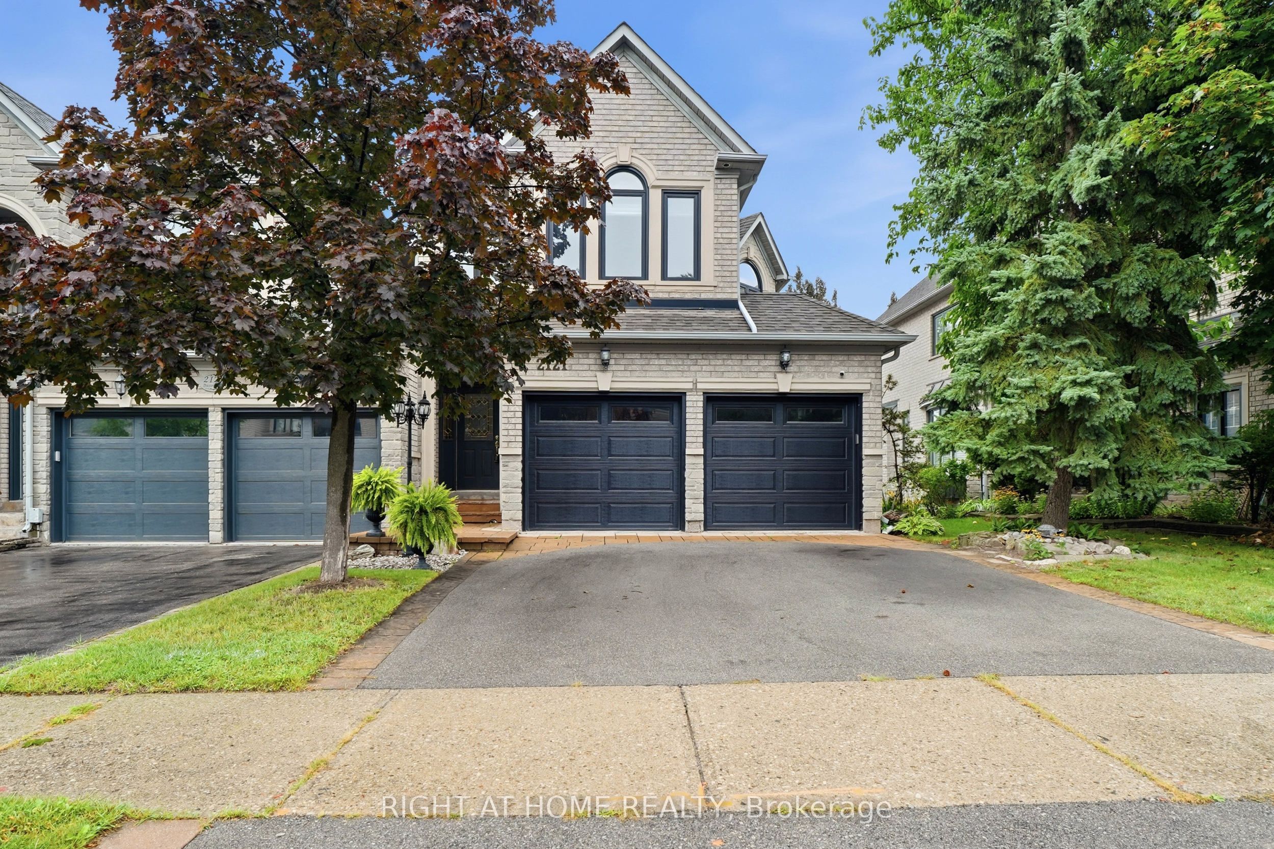 2121 Pinevalley Crescent, Oakville, ON L6H 6L7