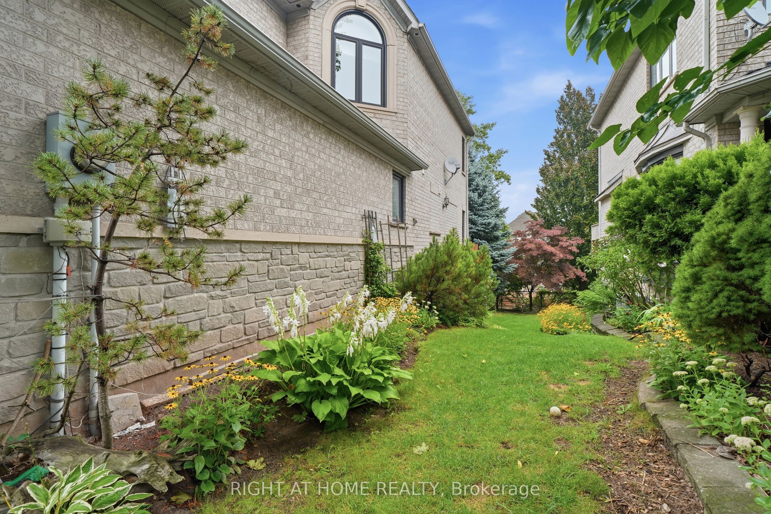 2121 Pinevalley Crescent, Oakville, ON L6H 6L7 photo 2