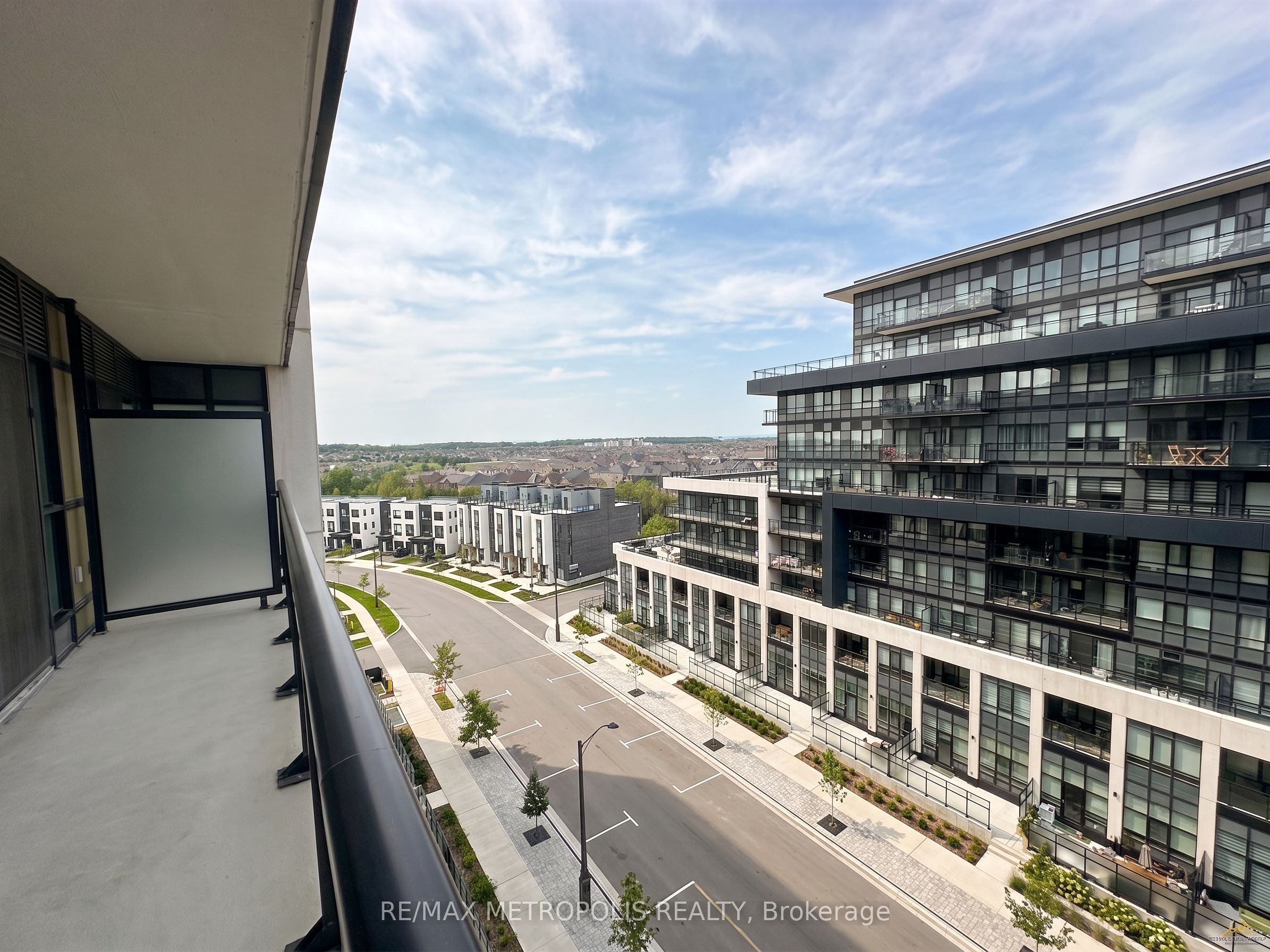 405 Dundas Street W 714, Oakville, ON L6M 5P9 photo 2
