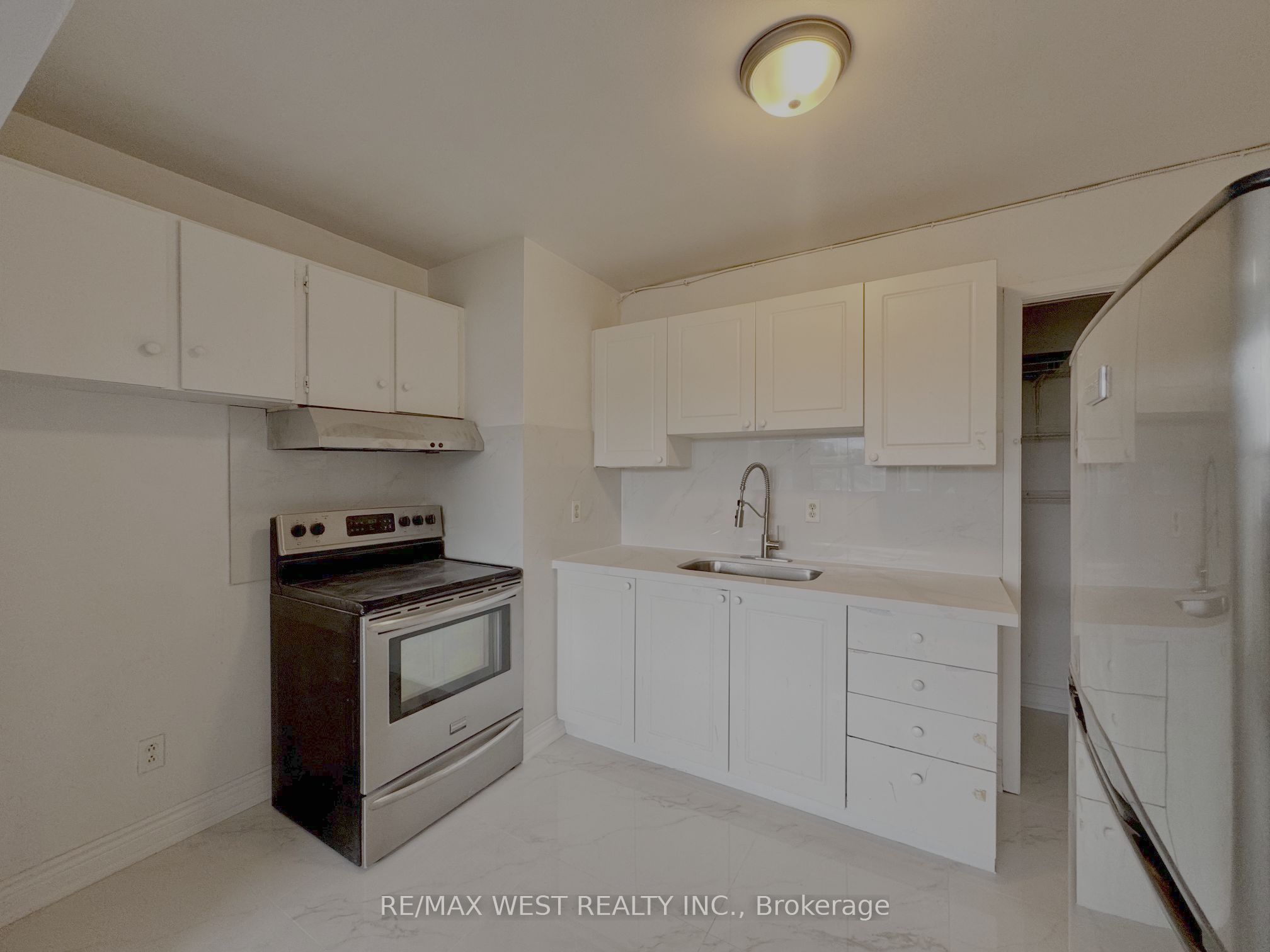 1687 St Clair Avenue W, Toronto, ON M6N 1H9 photo 2