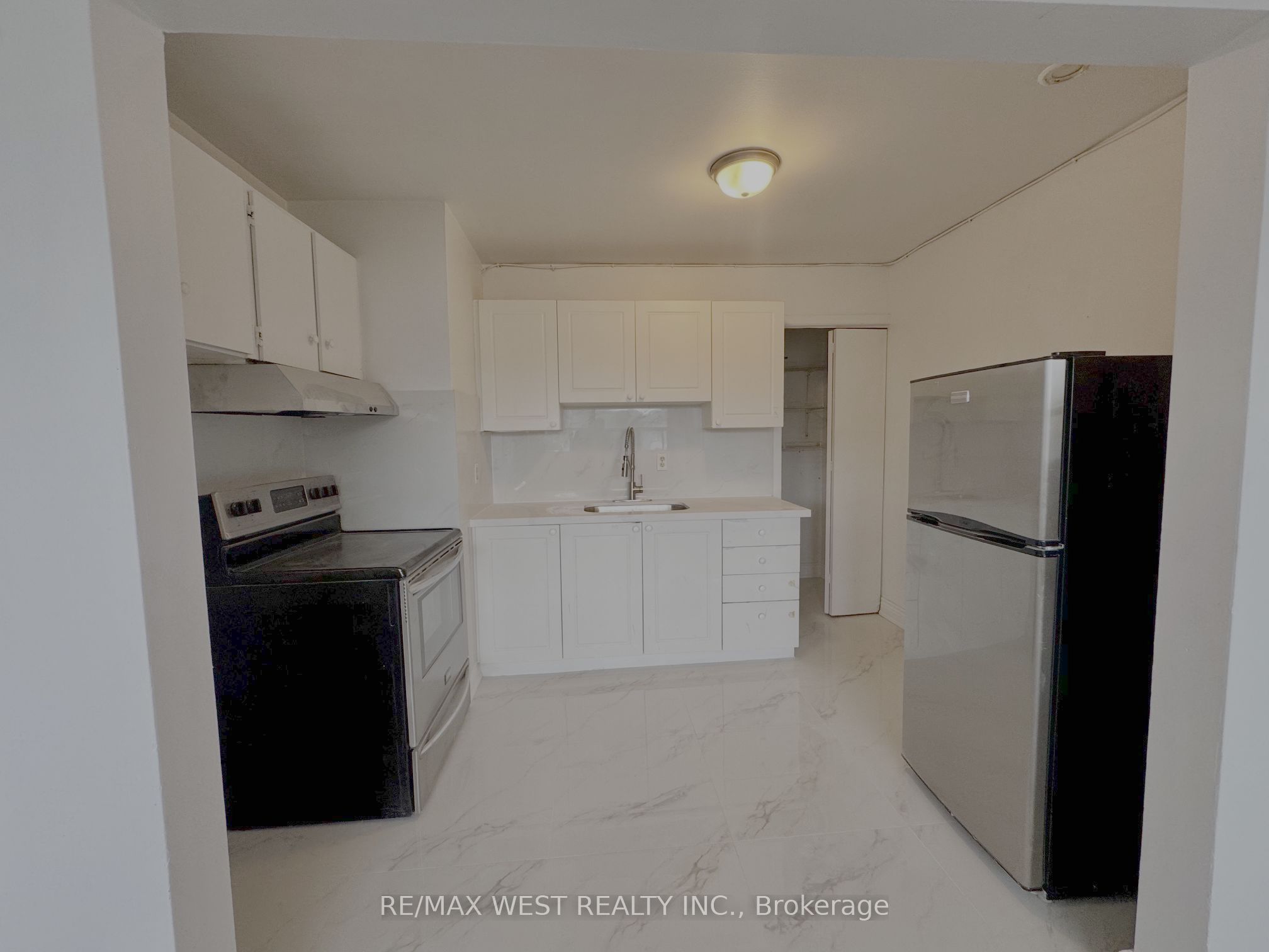 1687 St Clair Avenue W, Toronto, ON M6N 1H9 photo 3