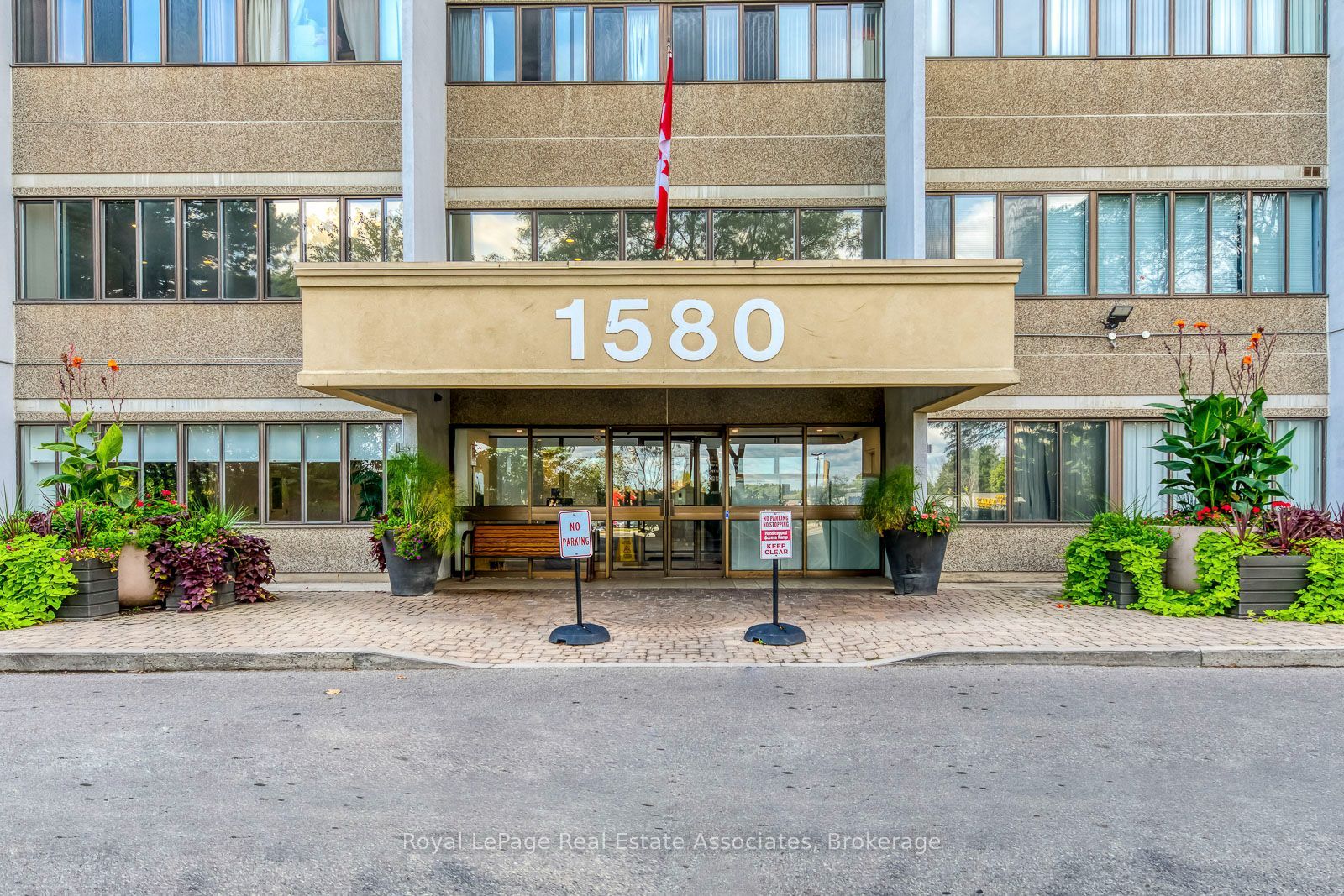 1580 Mississauga Valley Boulevard 1202, Mississauga, ON L5A 3T8 photo 2