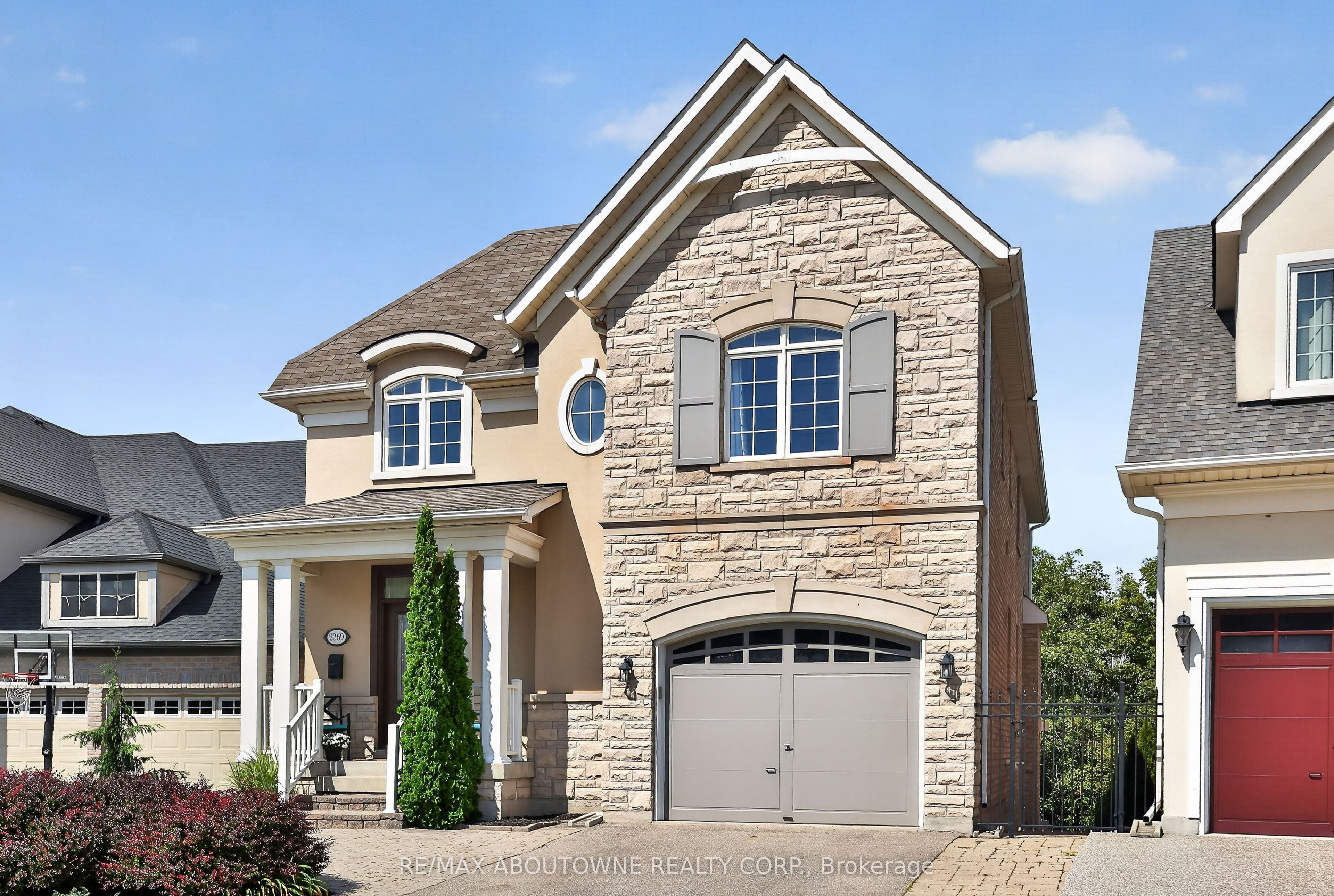2269 Whitworth Drive, Oakville, ON L6M 0B5 photo 2