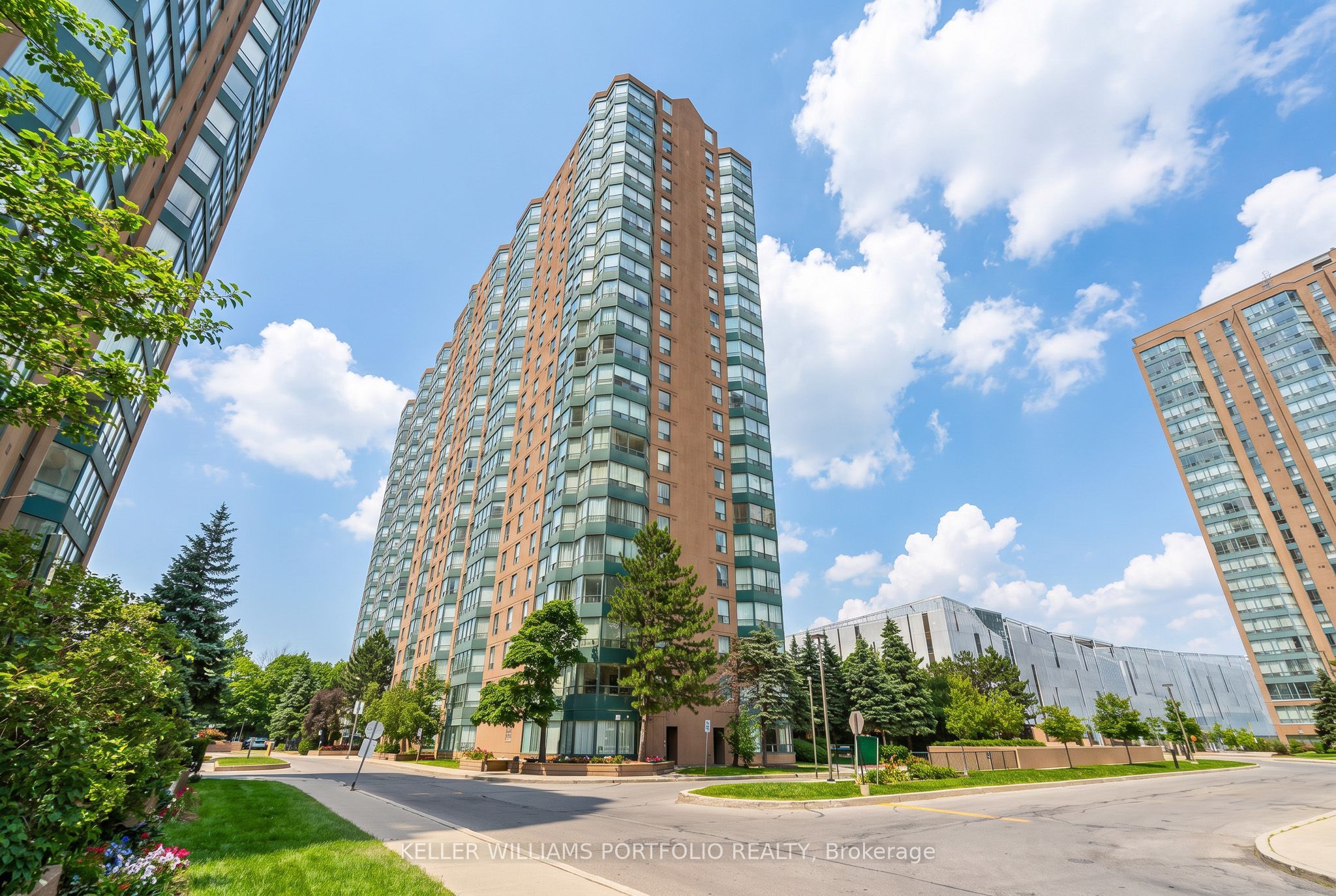 135 Hillcrest Avenue 605, Mississauga, ON L5B 4B1 photo 2