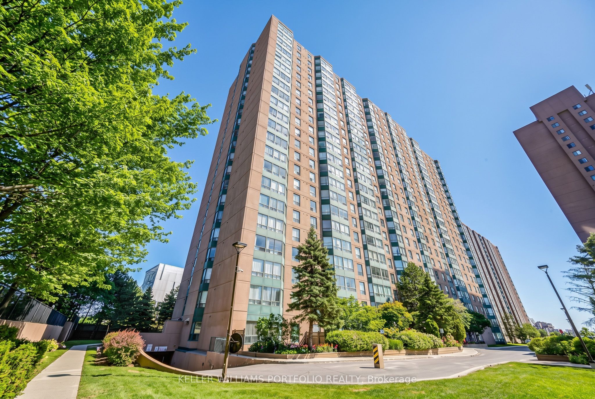 135 Hillcrest Avenue 605, Mississauga, ON L5B 4B1 photo 3