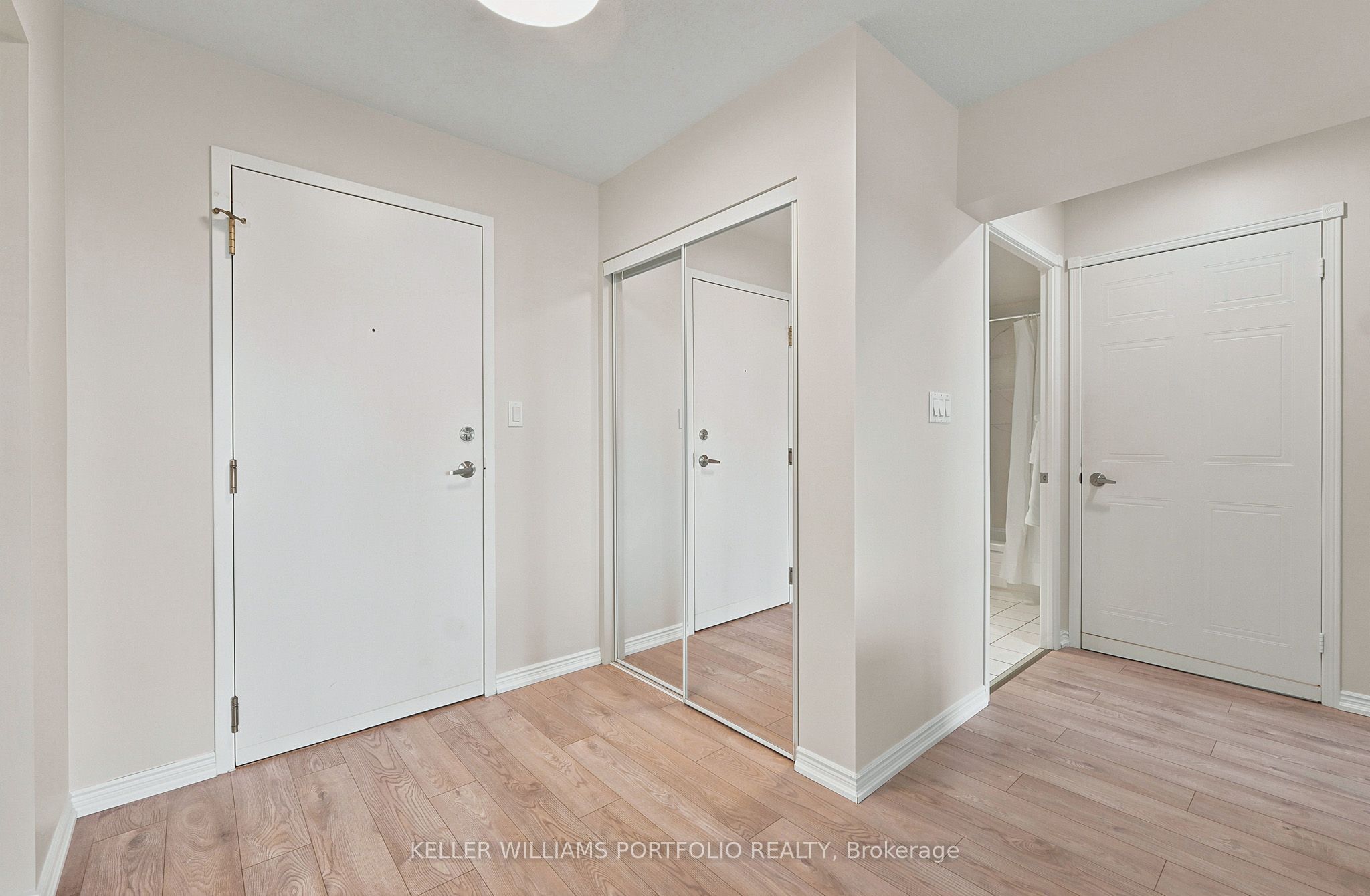 135 Hillcrest Avenue 605, Mississauga, ON L5B 4B1 photo 5