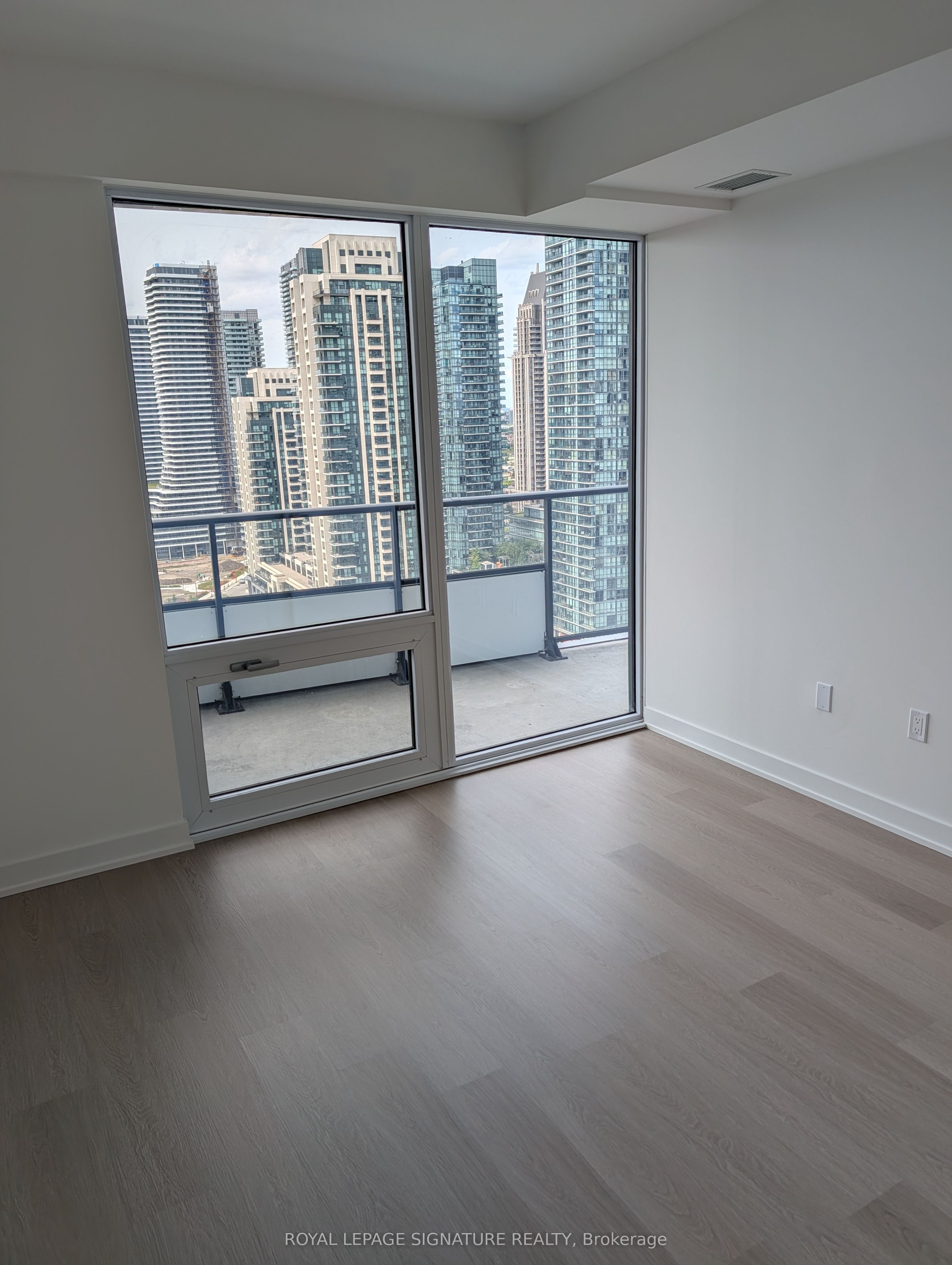 448 Burnhamthorpe Road W 2204, Mississauga, ON L5B 0R4 photo 3
