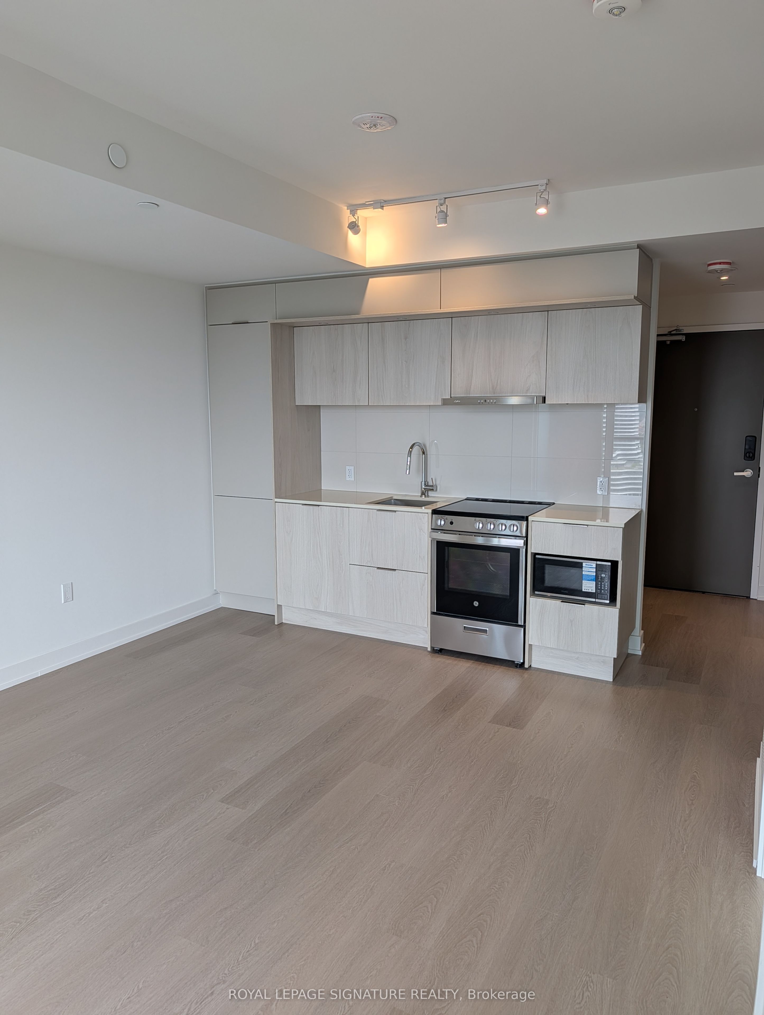 448 Burnhamthorpe Road W 2204, Mississauga, ON L5B 0R4 photo 5