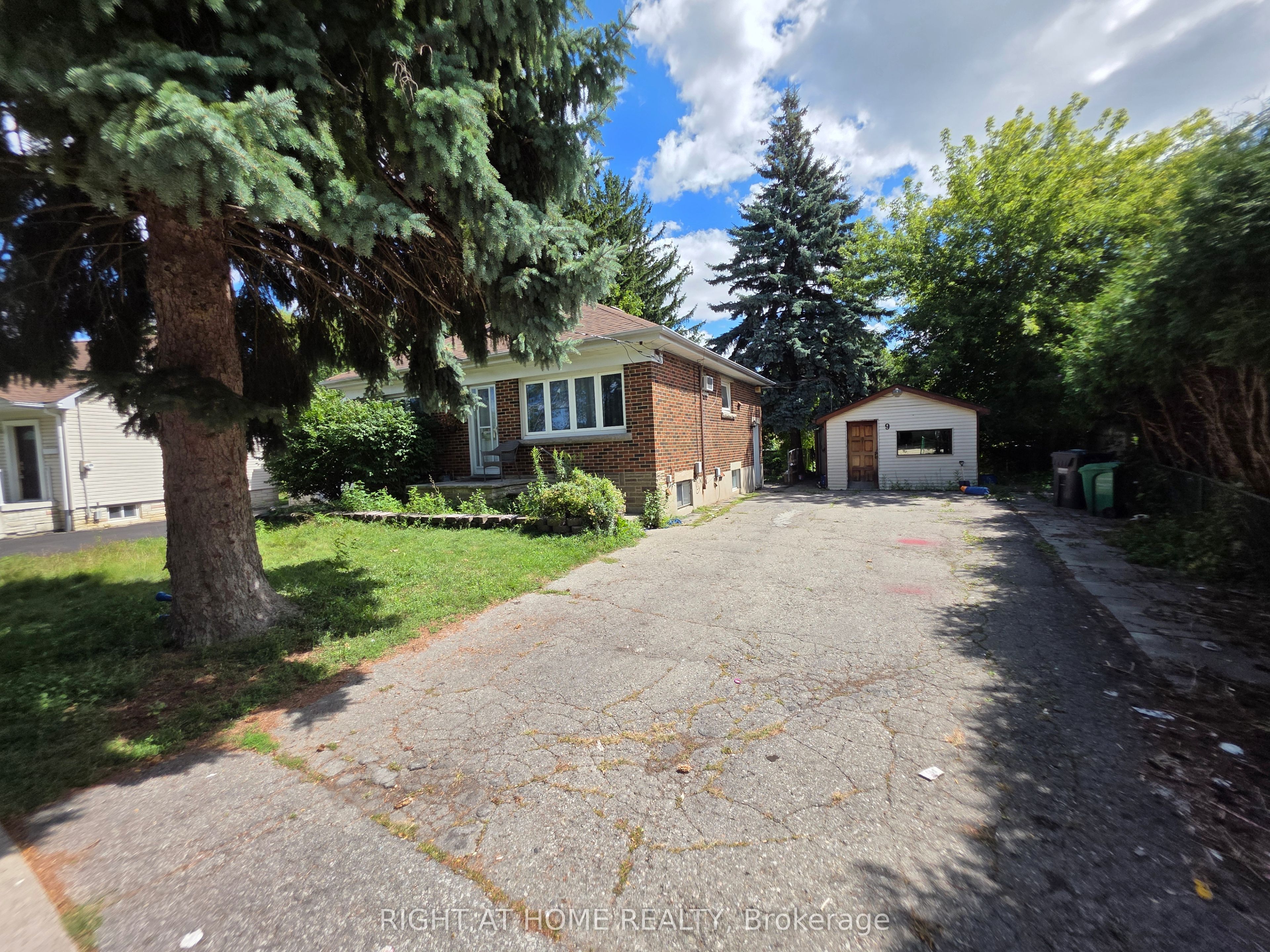 9 Rogers Road, Brampton, ON L6X 1L7