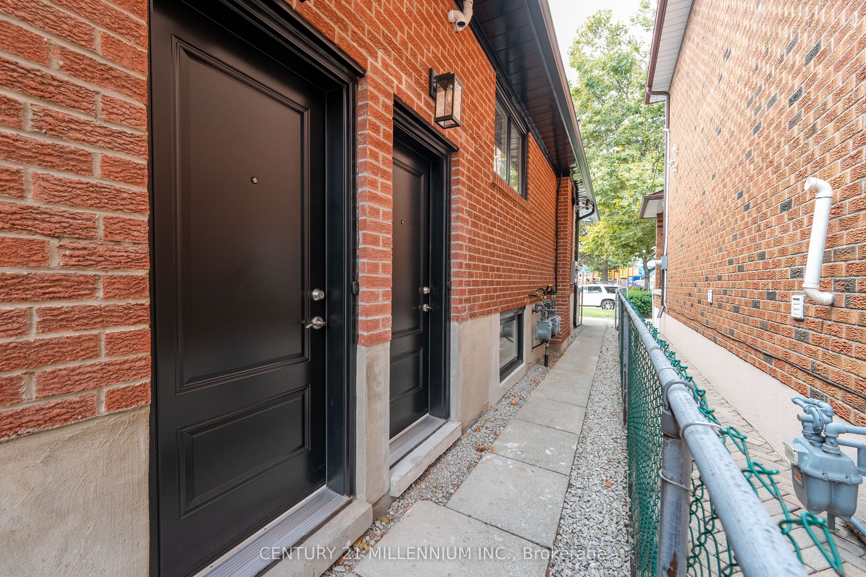 31 Mariposa Avenue C, Toronto, ON M6N 4A1 photo 2