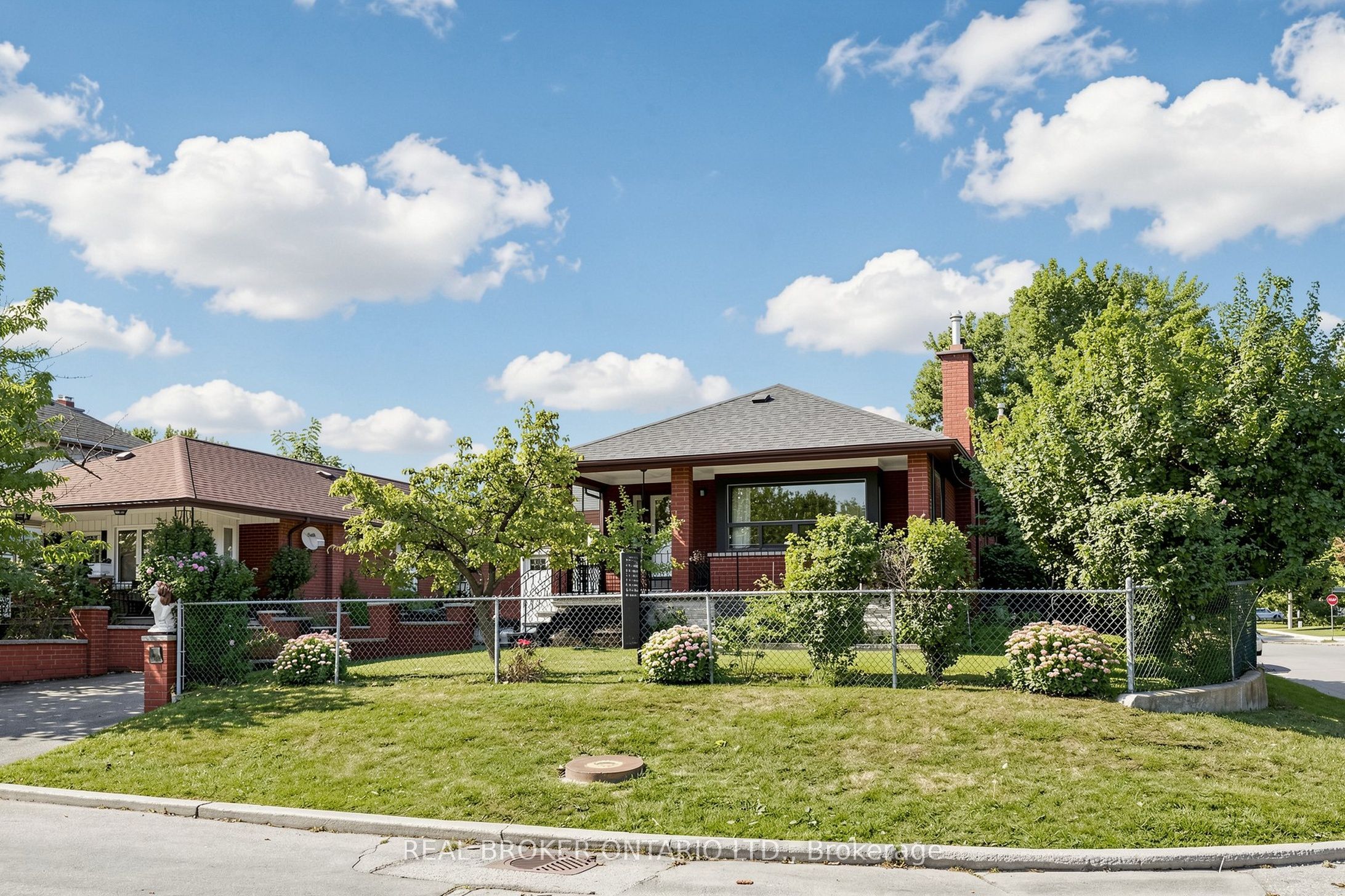 2 Dorking Crescent, Toronto, ON M3M 2B6