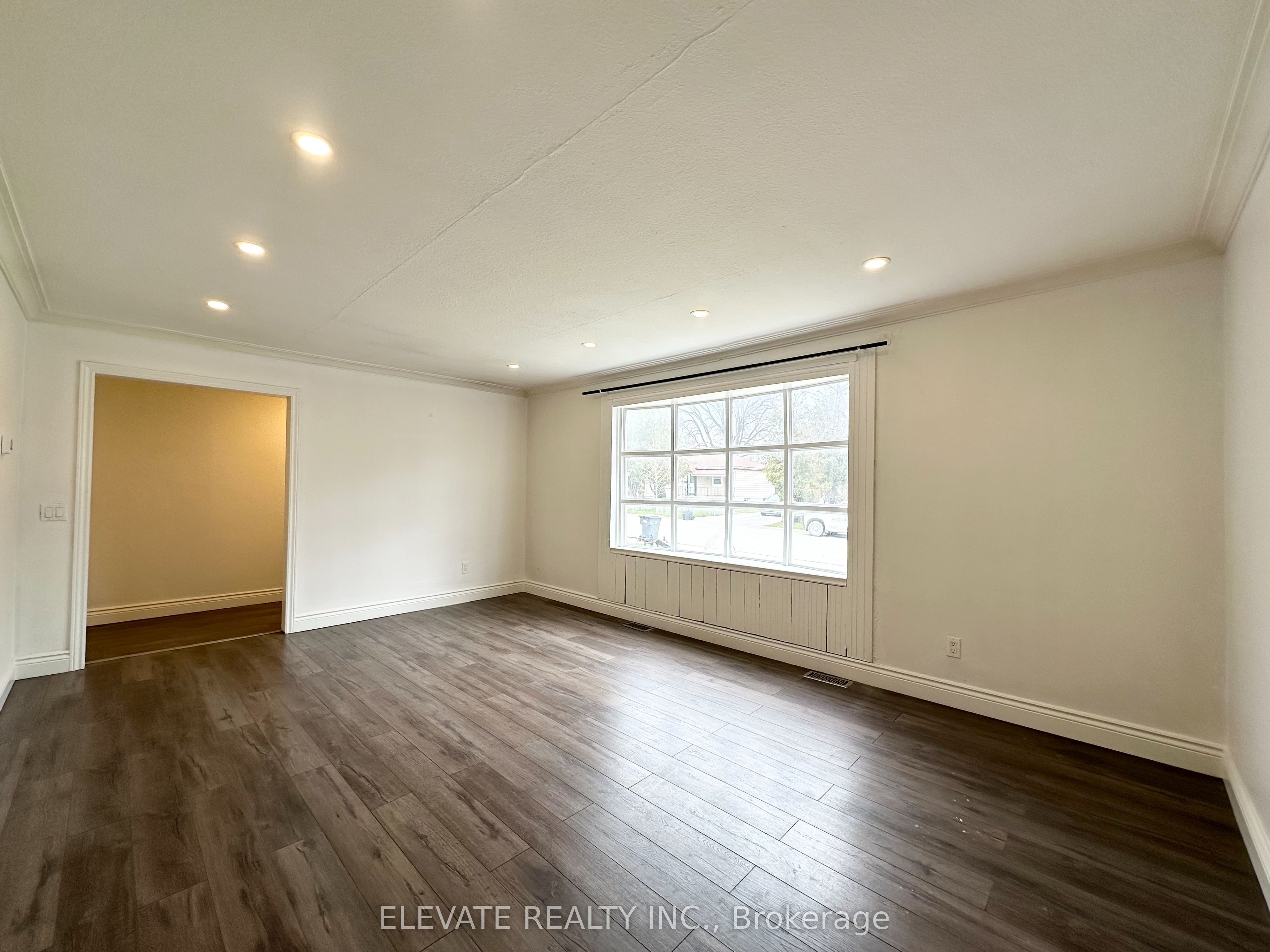 1070 Fergus Avenue Upper, Mississauga, ON L5E 2P1 photo 2