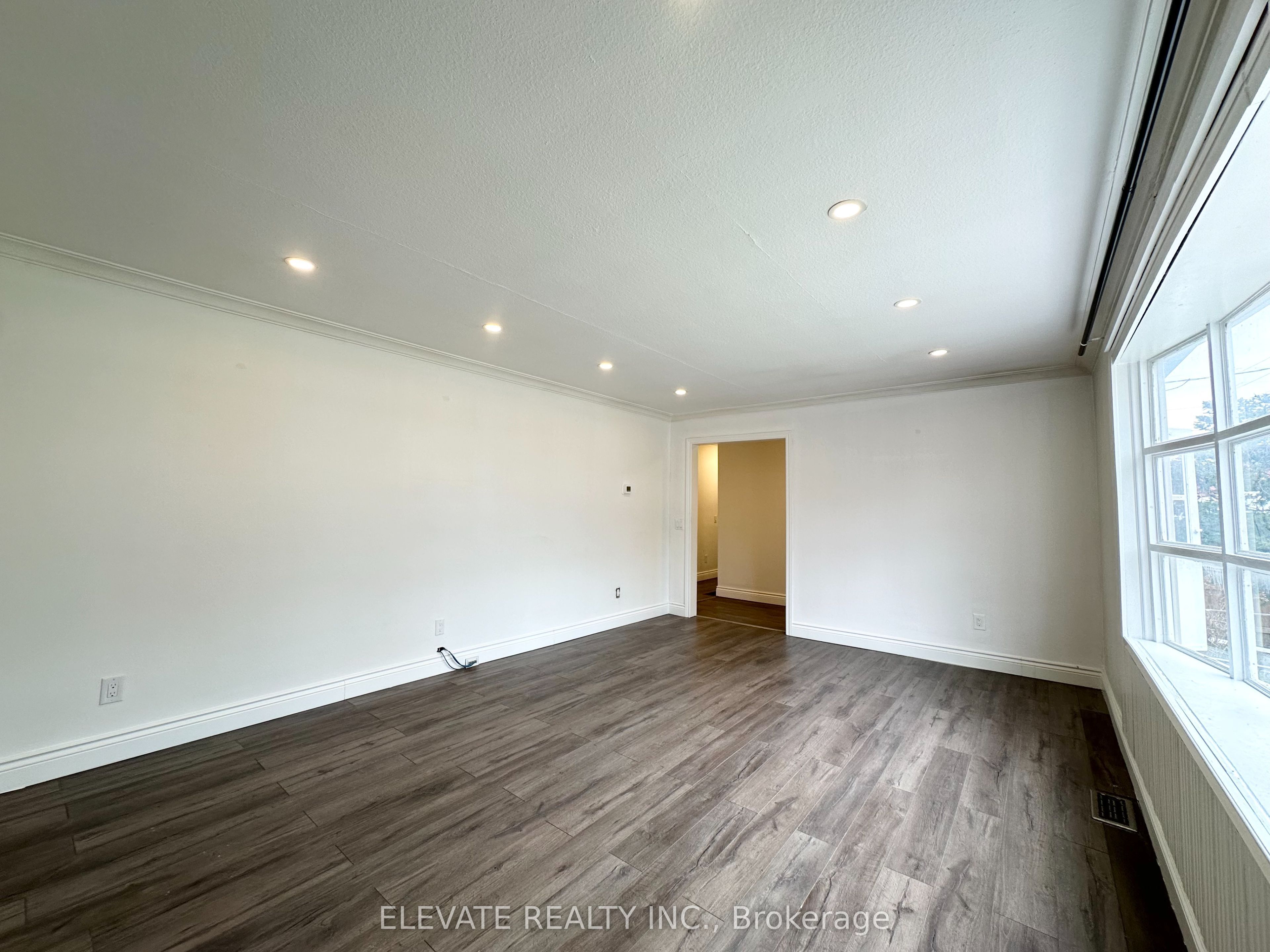 1070 Fergus Avenue Upper, Mississauga, ON L5E 2P1 photo 3