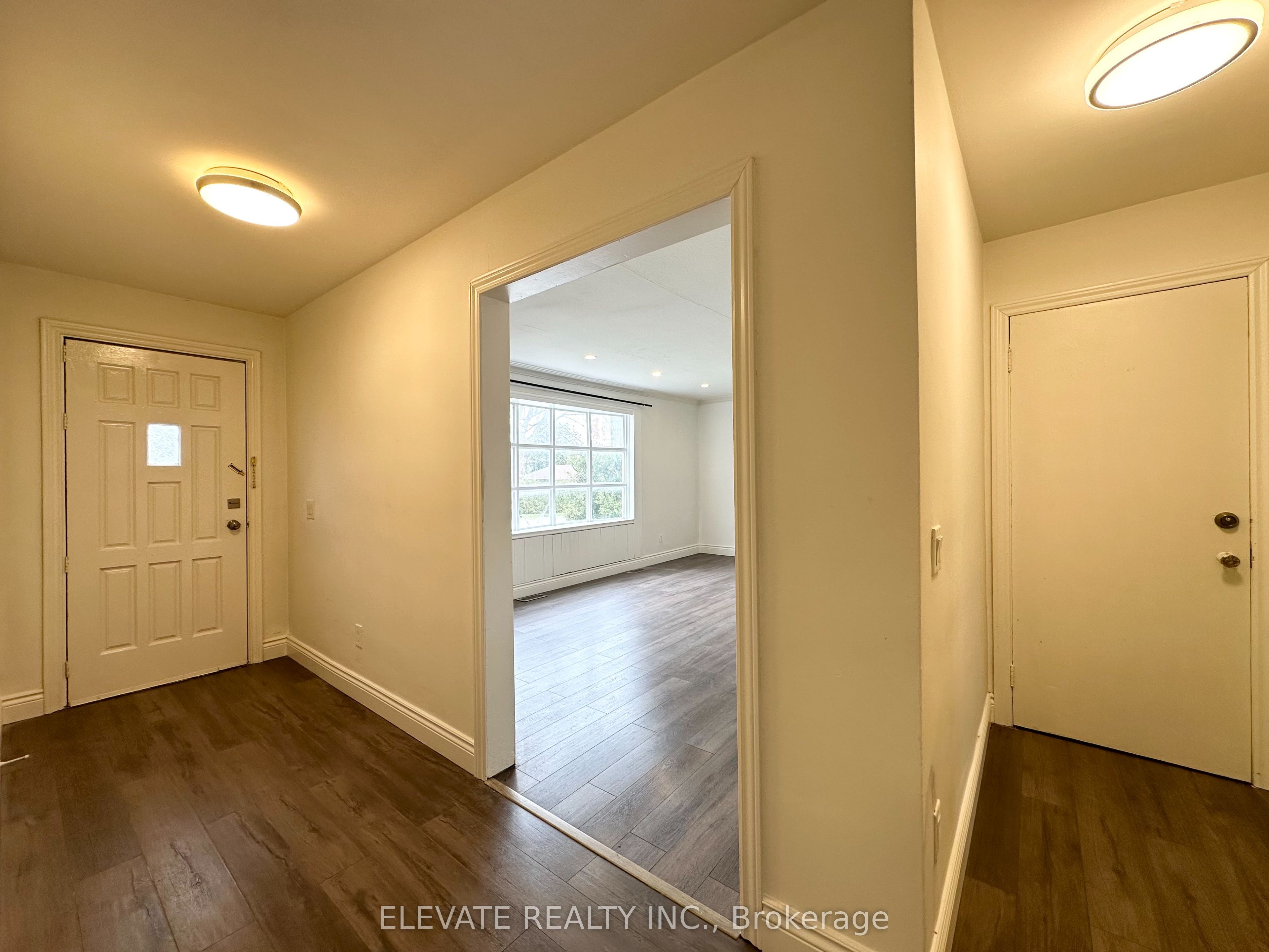 1070 Fergus Avenue Upper, Mississauga, ON L5E 2P1 photo 4