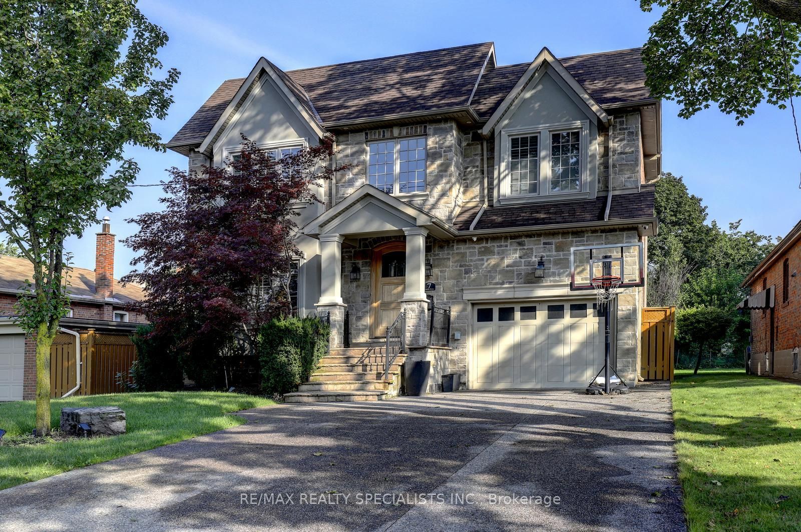 7 Fairlin Drive, Toronto, ON M9B 4J1