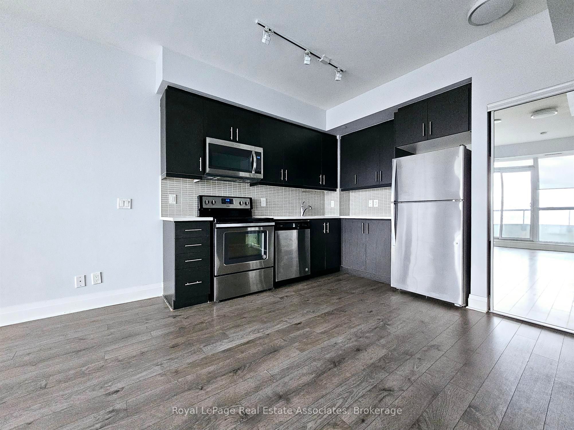 15 Zorra Street 1810, Toronto, ON M8Z 0C1 photo 4