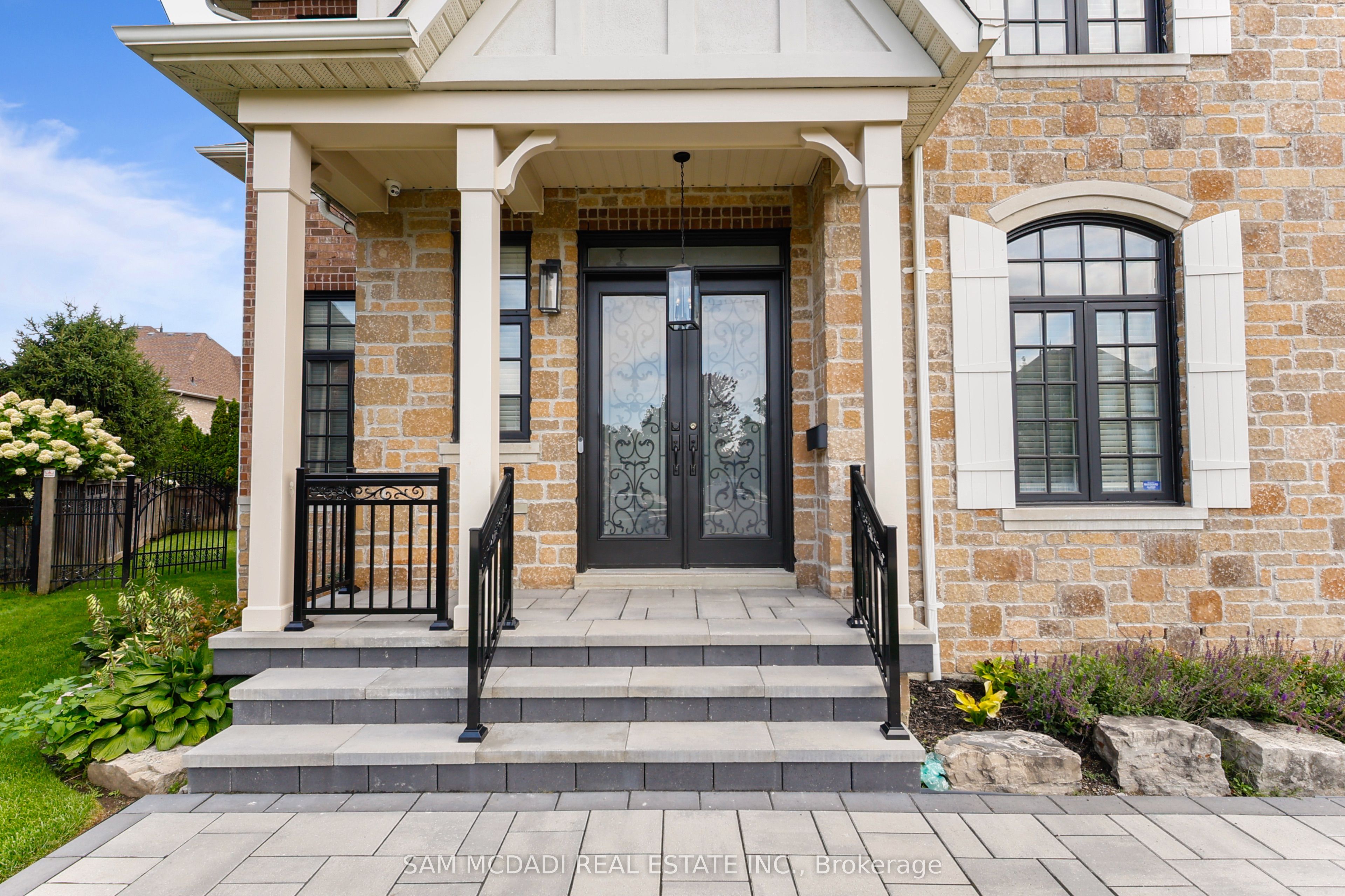 950 Fredonia Drive, Mississauga, ON L5C 2W4 photo 3