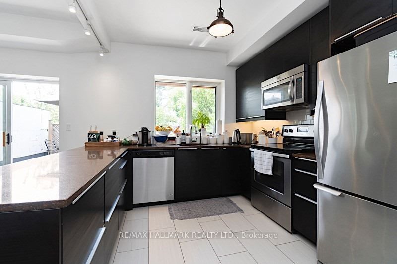 228 Pacific Avenue Upper, Toronto, ON M6P 2P5 photo 2