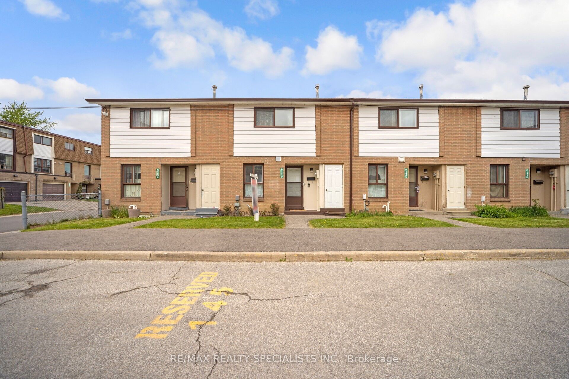 144 Fleetwood Crescent, Brampton, ON L6T 2E6 photo 2